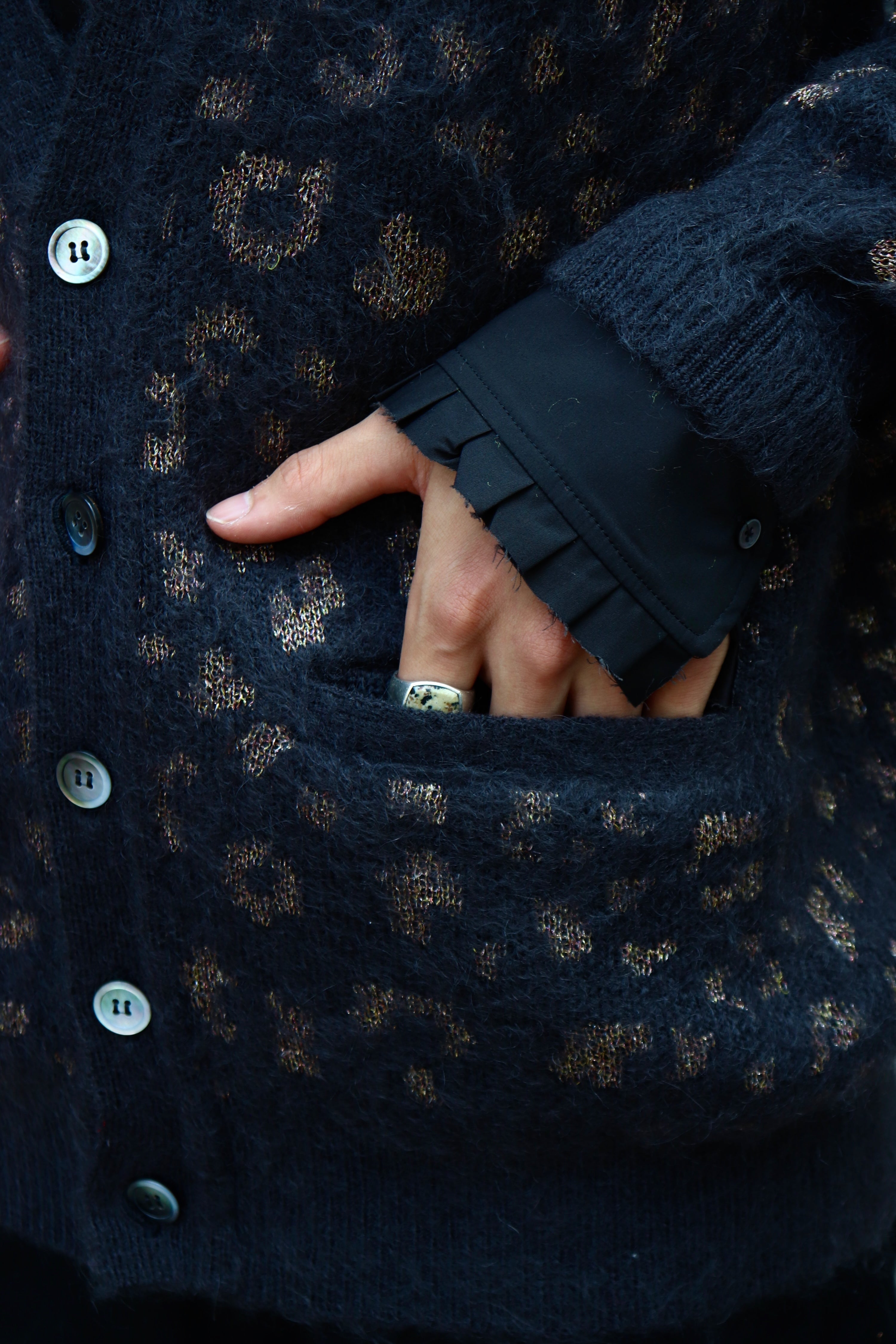 Taiga Igari(タイガ イガリ)のLeopard Glitter Cardigan Charcoalの