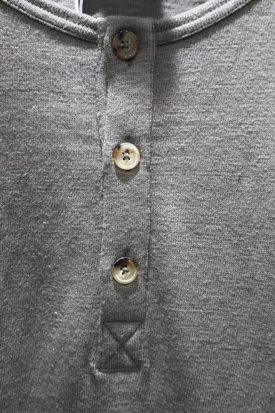 Oscar Ouyang  SWORD PRINT HENLEY SHIRT(KHAKI)