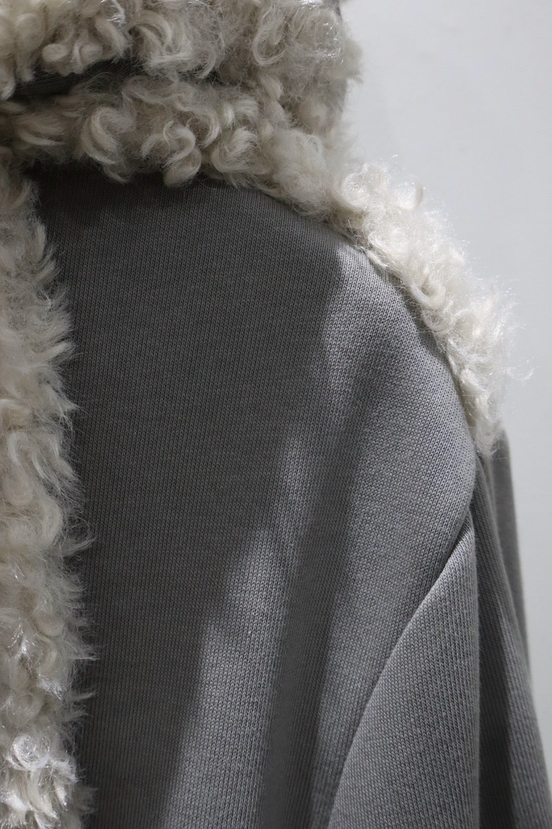 Oscar Ouyang(オスカー オウヤン)のFAUX FUR TRIM ZIP UP HOODIEの通販