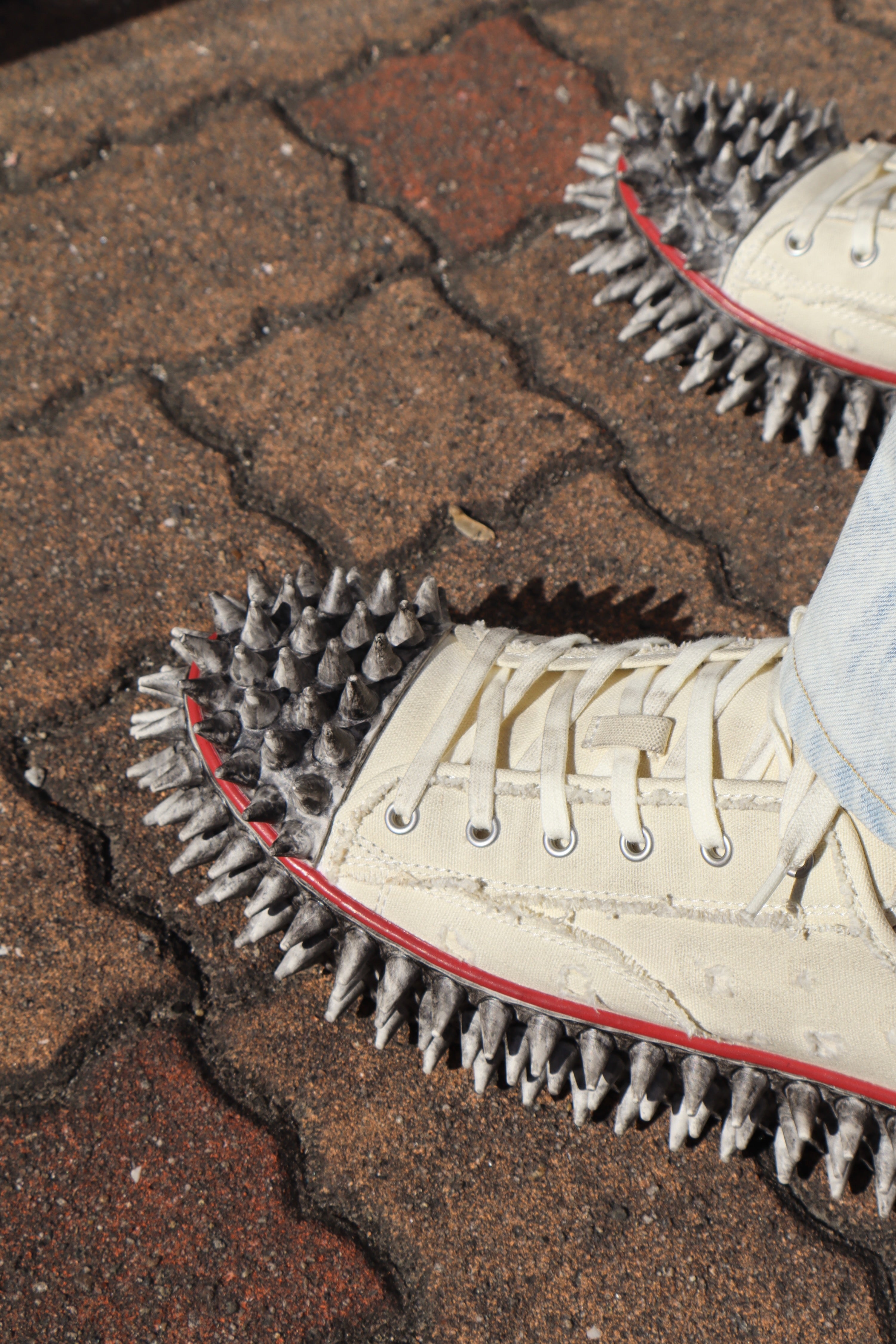 doublet(ダブレット)のDIRTY SPIKE TOE CAP CANVAS SNEAKER WHITEの