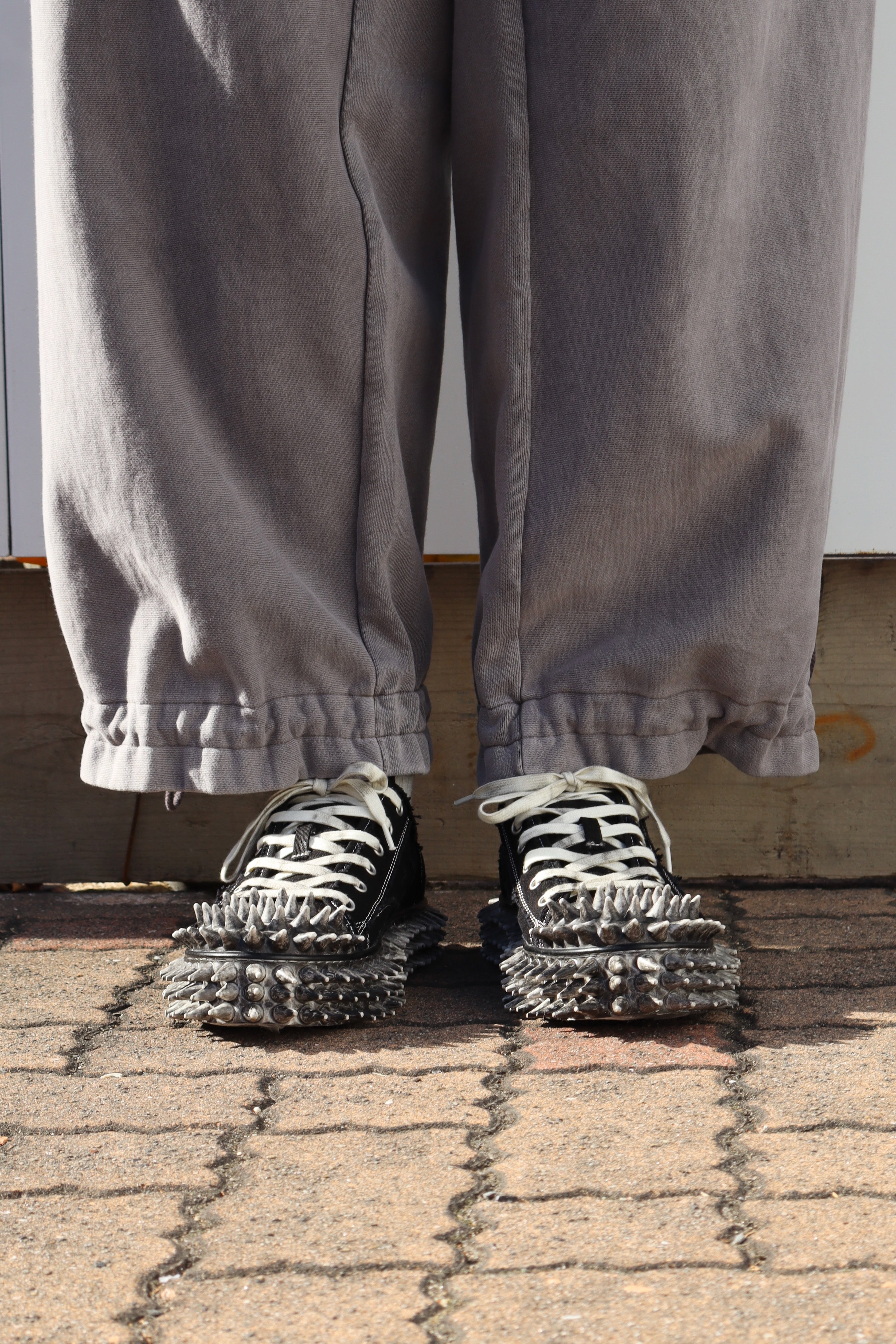 doublet(ダブレット)のDIRTY SPIKE TOE CAP CANVAS SNEAKER BLACKの