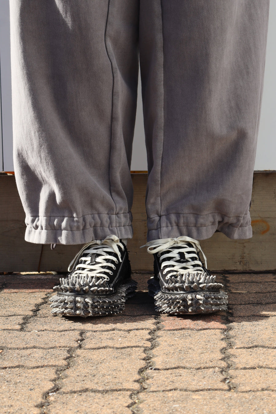 doublet(ダブレット)のDIRTY SPIKE TOE CAP CANVAS SNEAKER BLACKの