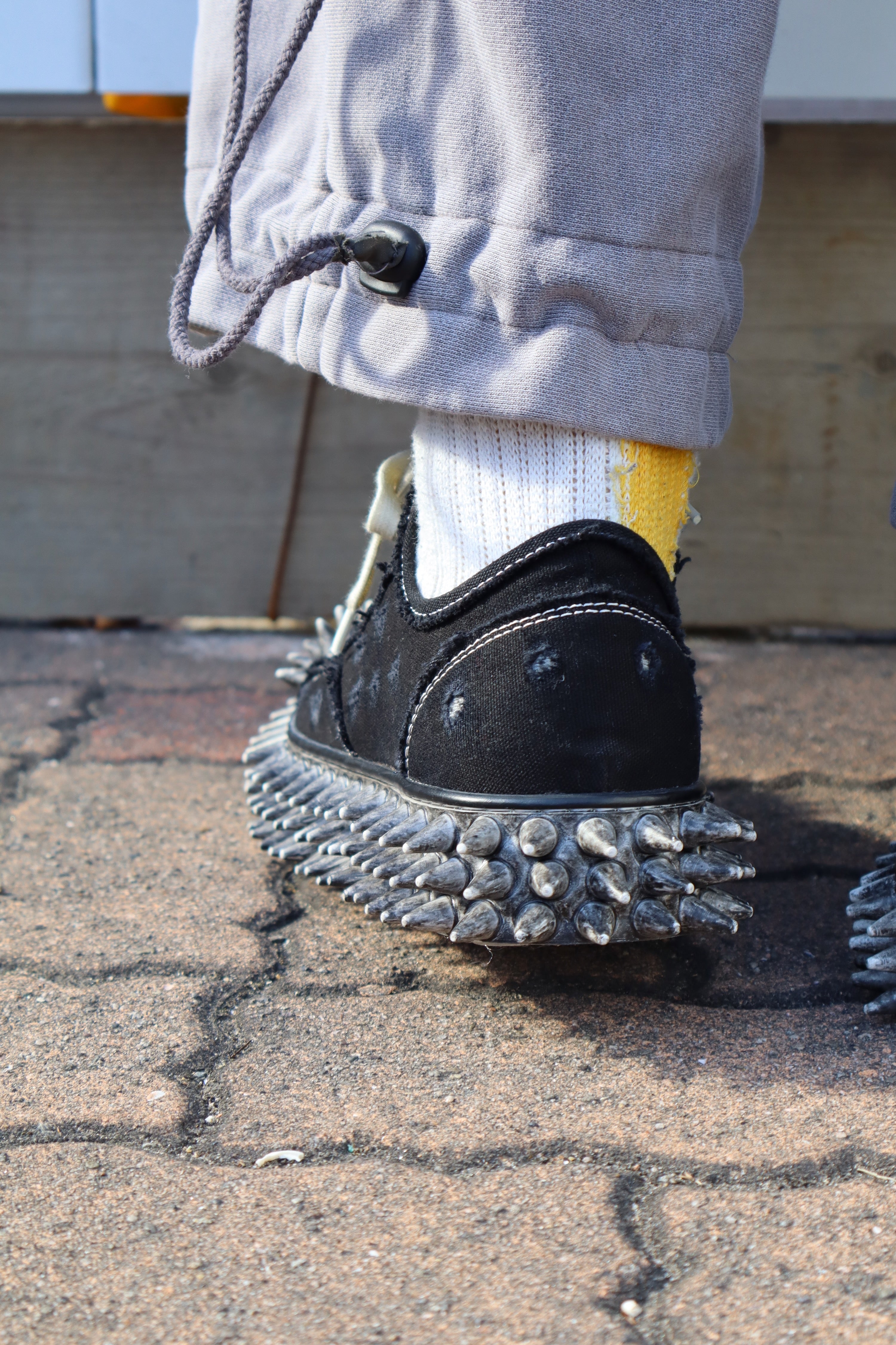 doublet(ダブレット)のDIRTY SPIKE TOE CAP CANVAS SNEAKER BLACKの