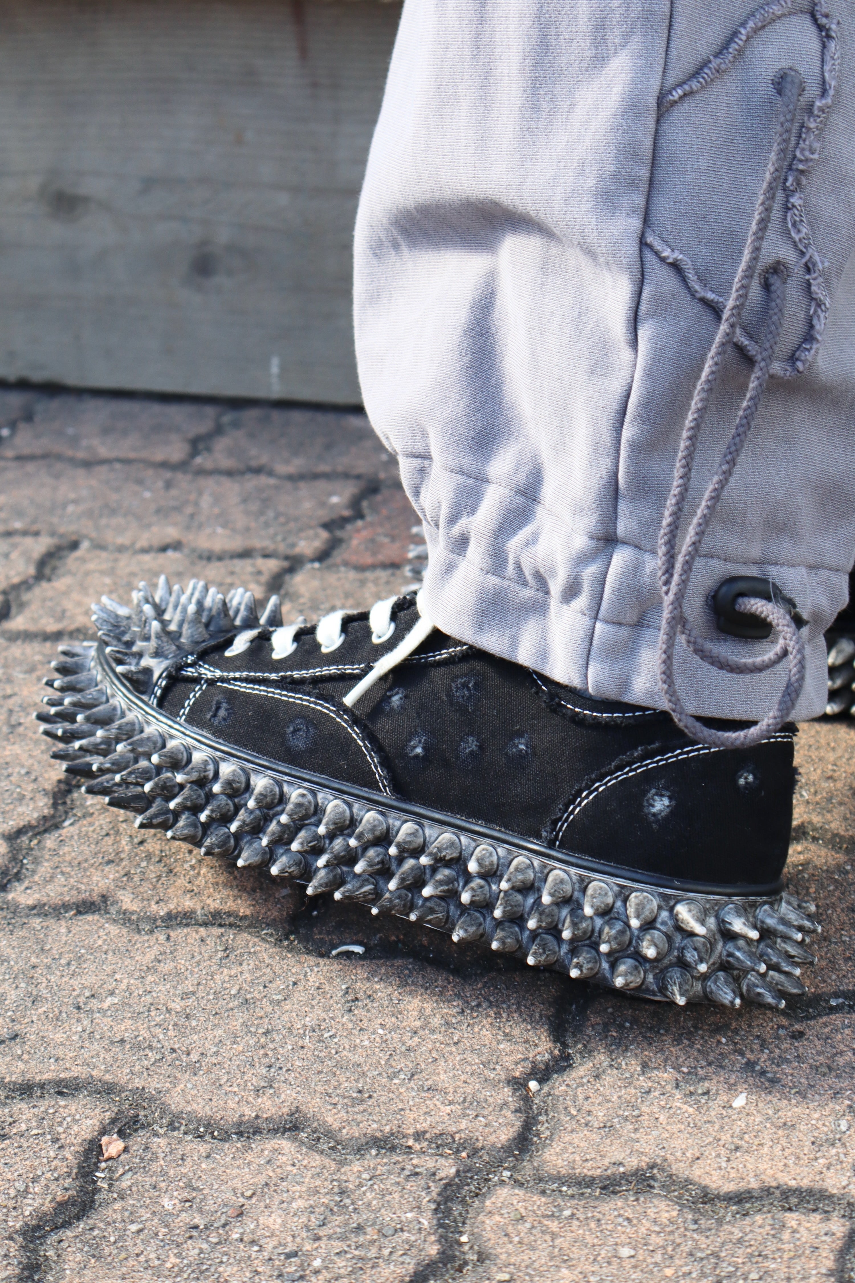 doublet(ダブレット)のDIRTY SPIKE TOE CAP CANVAS SNEAKER BLACKの