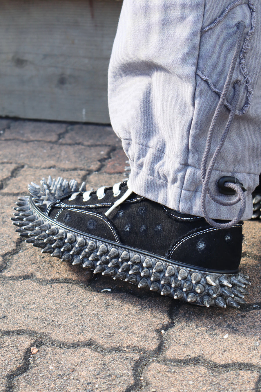 doublet(ダブレット)のDIRTY SPIKE TOE CAP CANVAS SNEAKER BLACKの