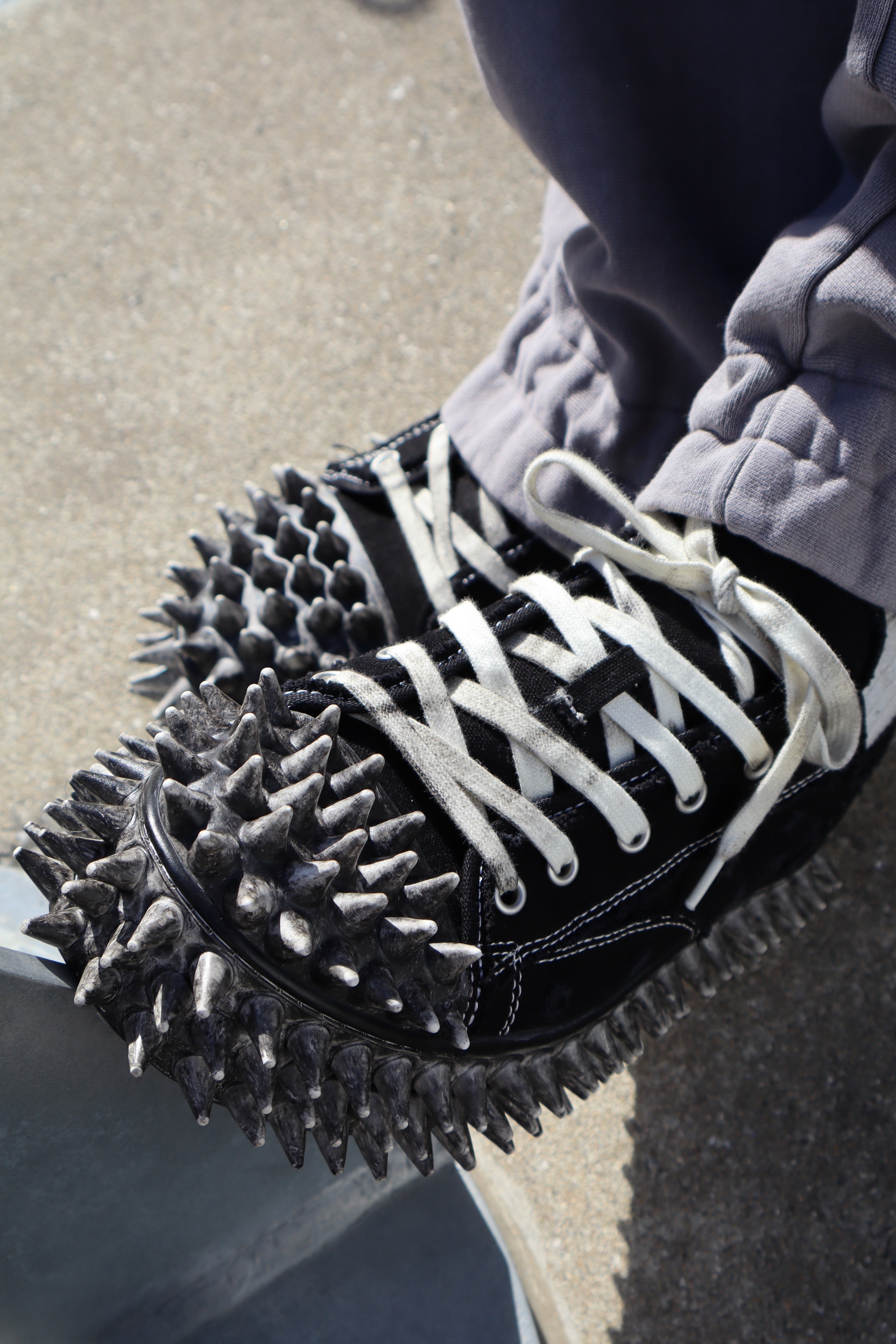 doublet(ダブレット)のDIRTY SPIKE TOE CAP CANVAS SNEAKER BLACKの
