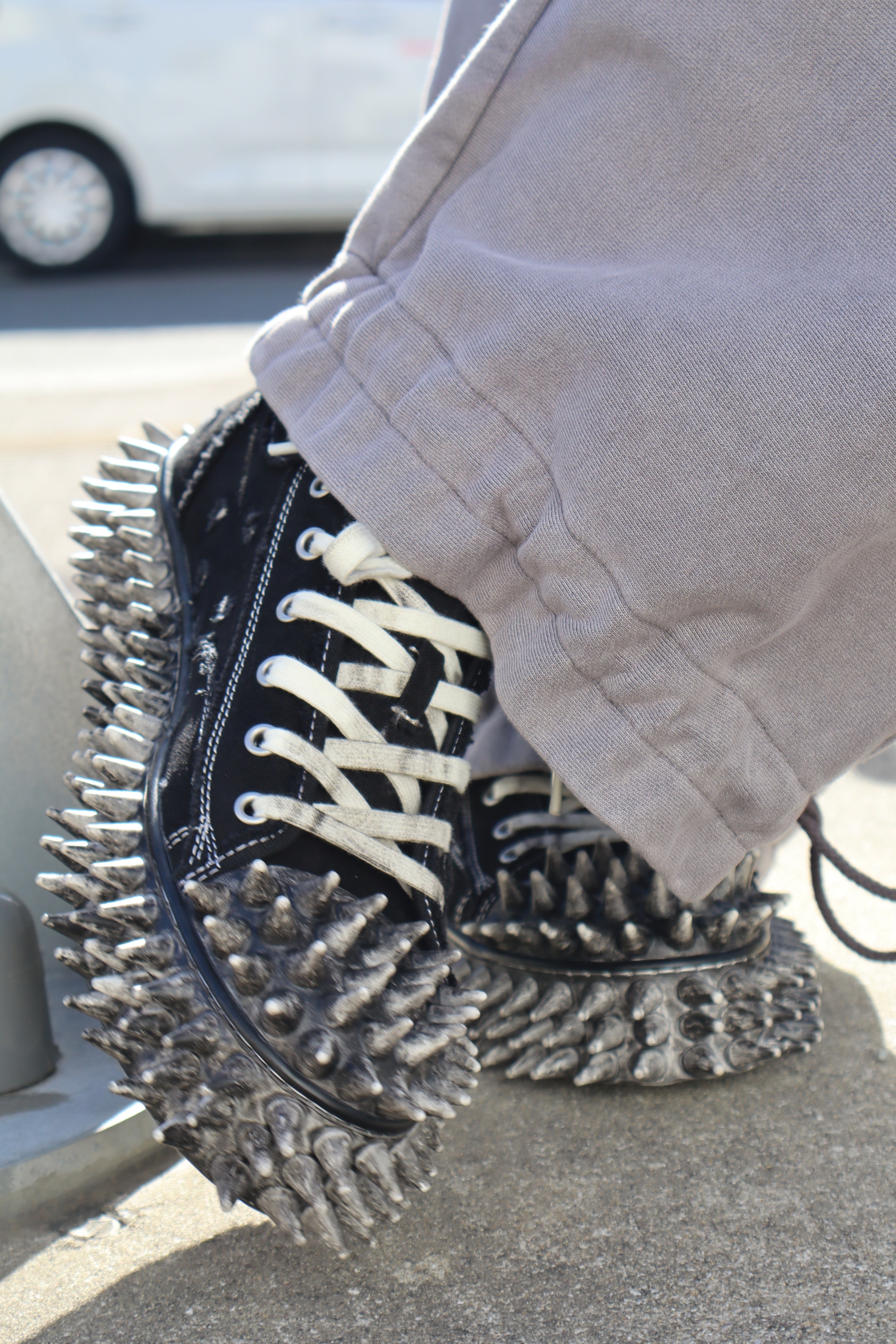 doublet(ダブレット)のDIRTY SPIKE TOE CAP CANVAS SNEAKER BLACKの