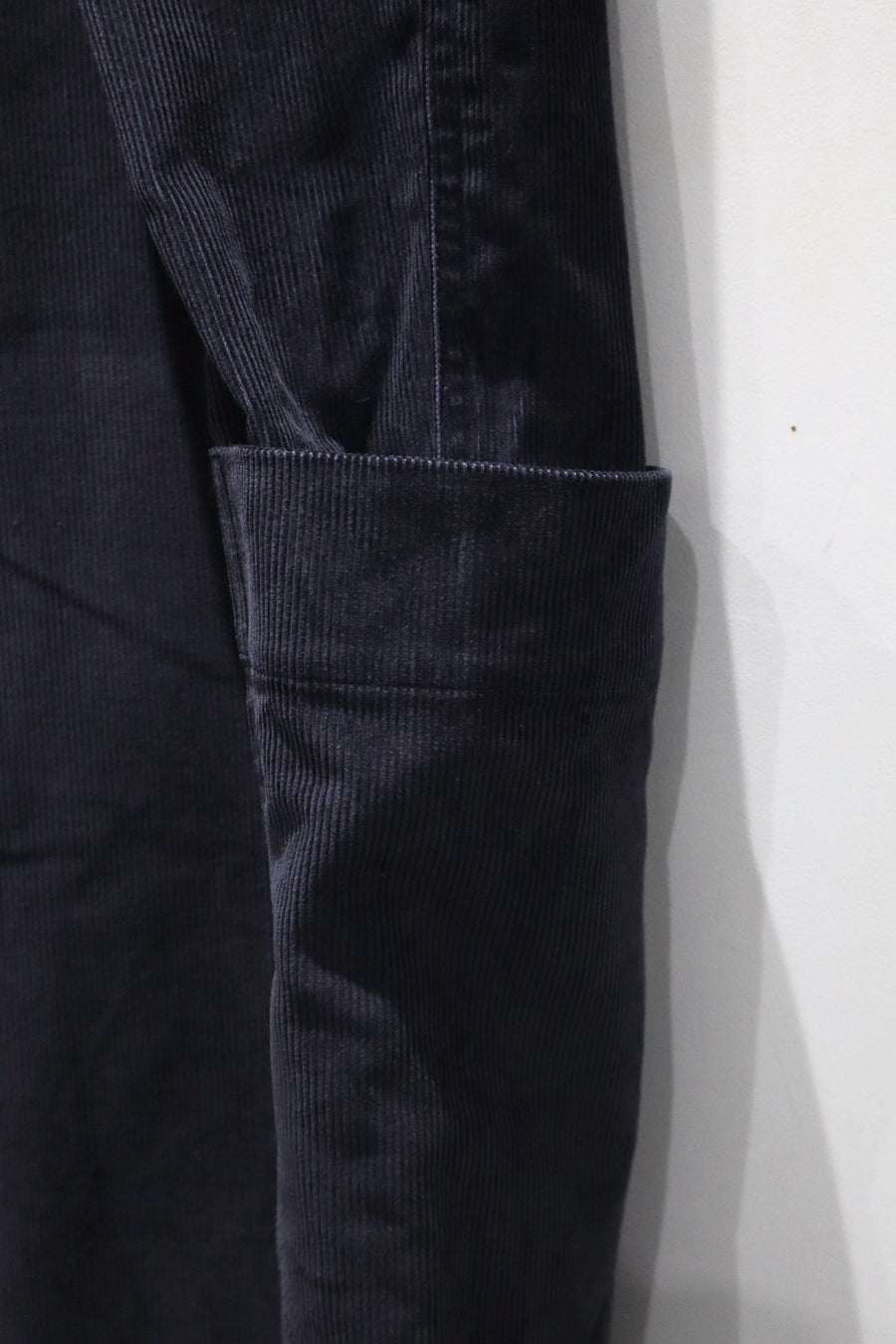 Oscar Ouyang  CROSS SWORDS CORDUROY TROUSERS(NAVY)