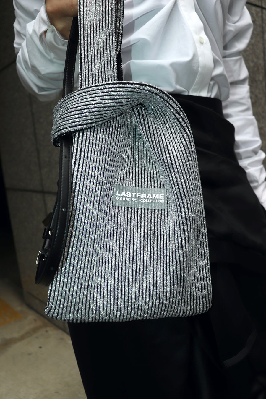 LASTFRAME  KYOTO METALLIC MARKET BAG SMALL(SILVER BLACK)