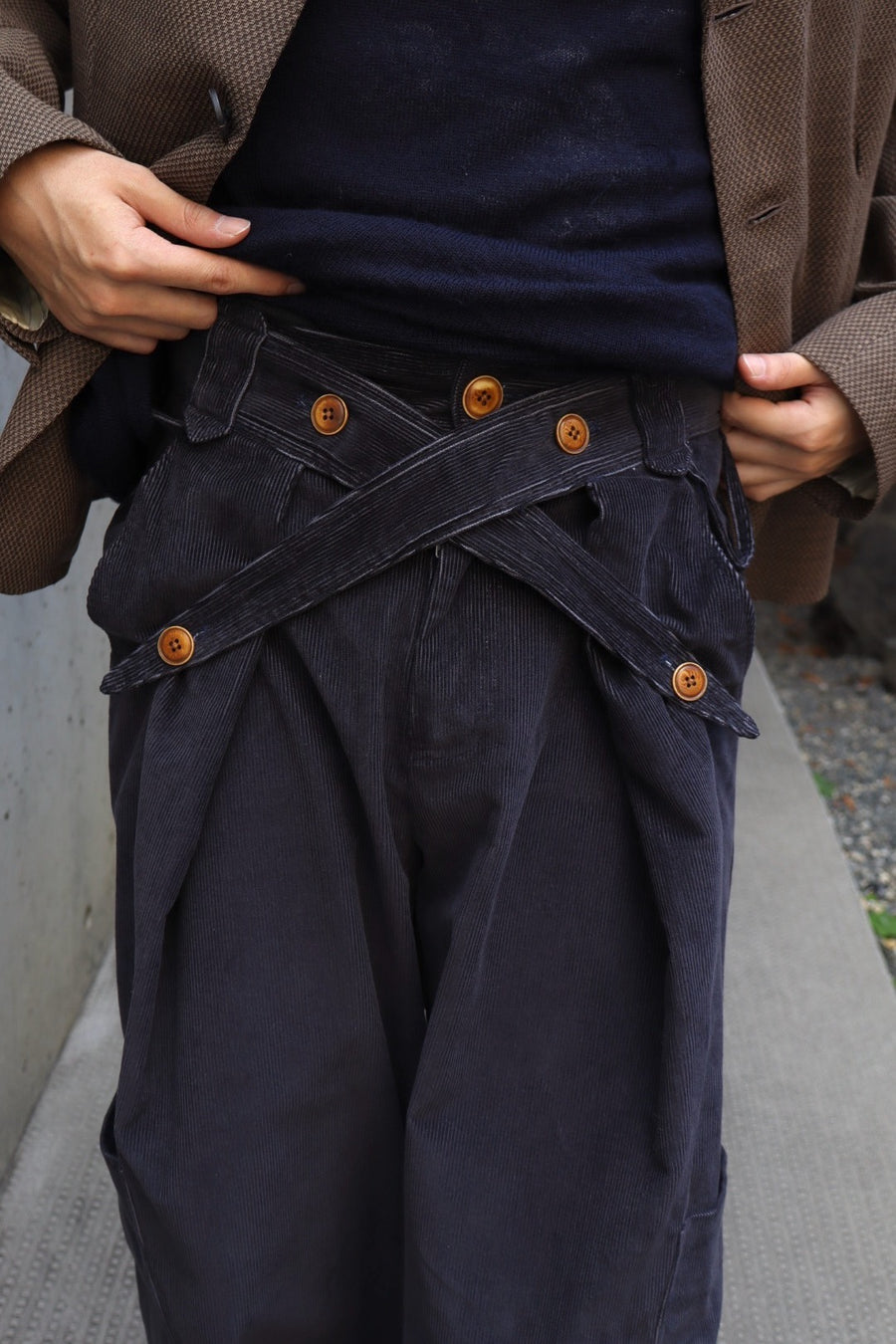 Oscar Ouyang  CROSS SWORDS CORDUROY TROUSERS(NAVY)