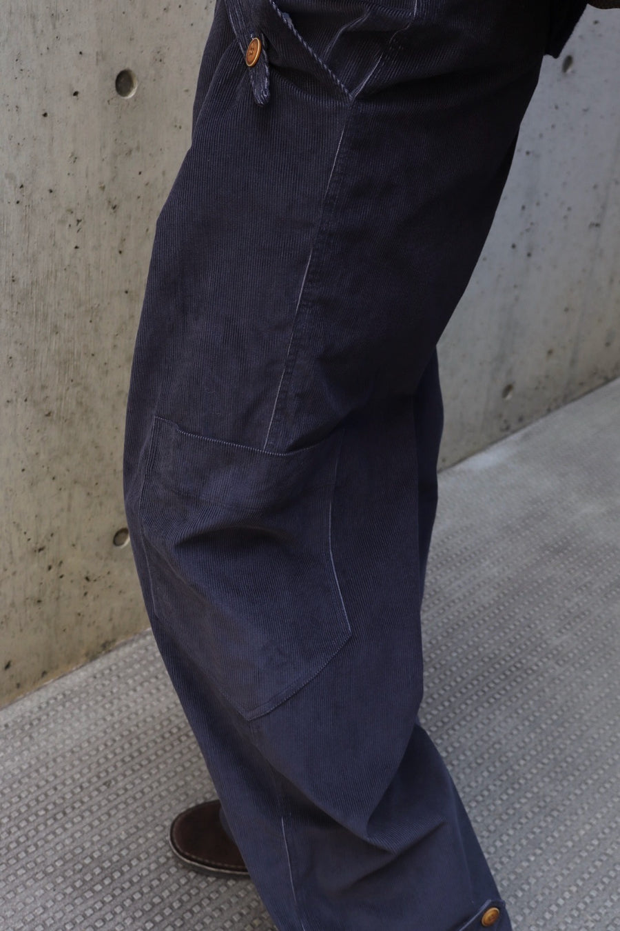 Oscar Ouyang  CROSS SWORDS CORDUROY TROUSERS(NAVY)