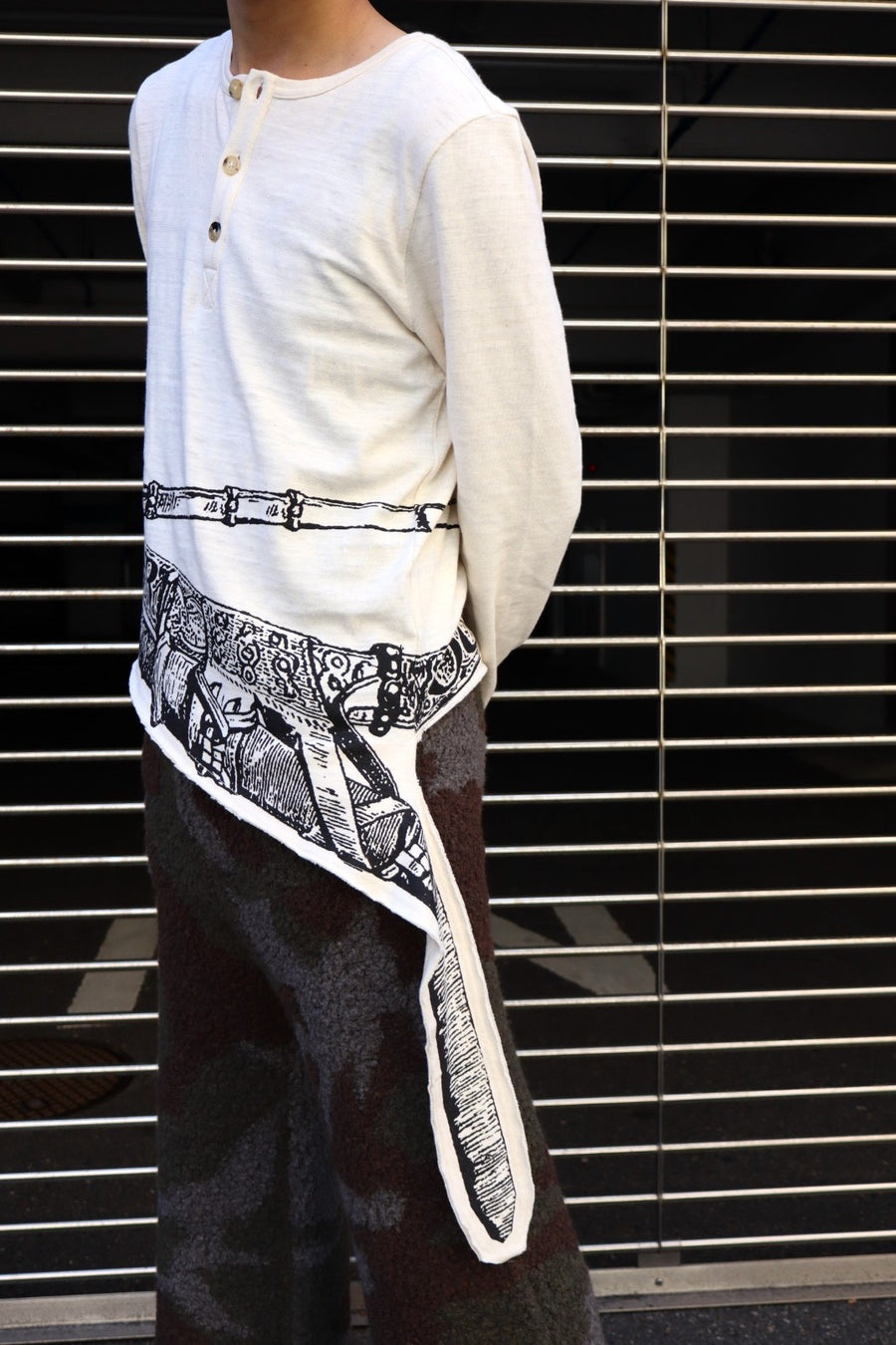 Oscar Ouyang  SWORD PRINT HENLEY SHIRT(WHITE)