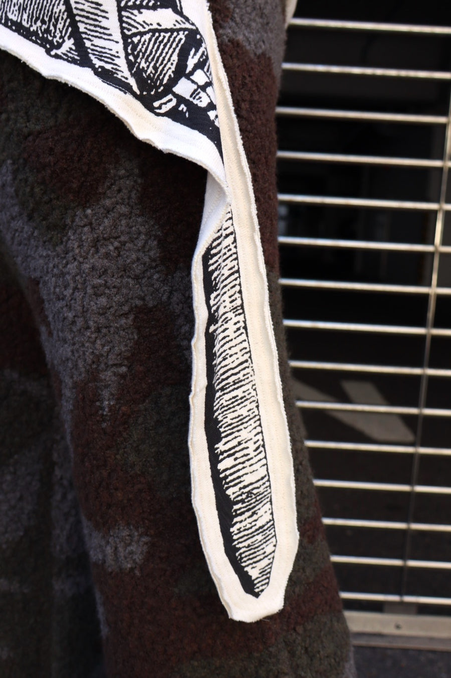 Oscar Ouyang  SWORD PRINT HENLEY SHIRT(WHITE)