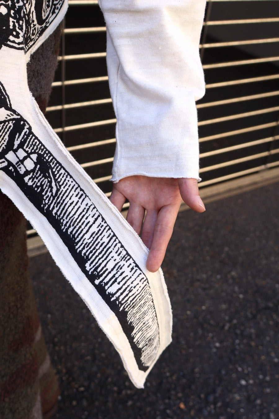 Oscar Ouyang  SWORD PRINT HENLEY SHIRT(WHITE)