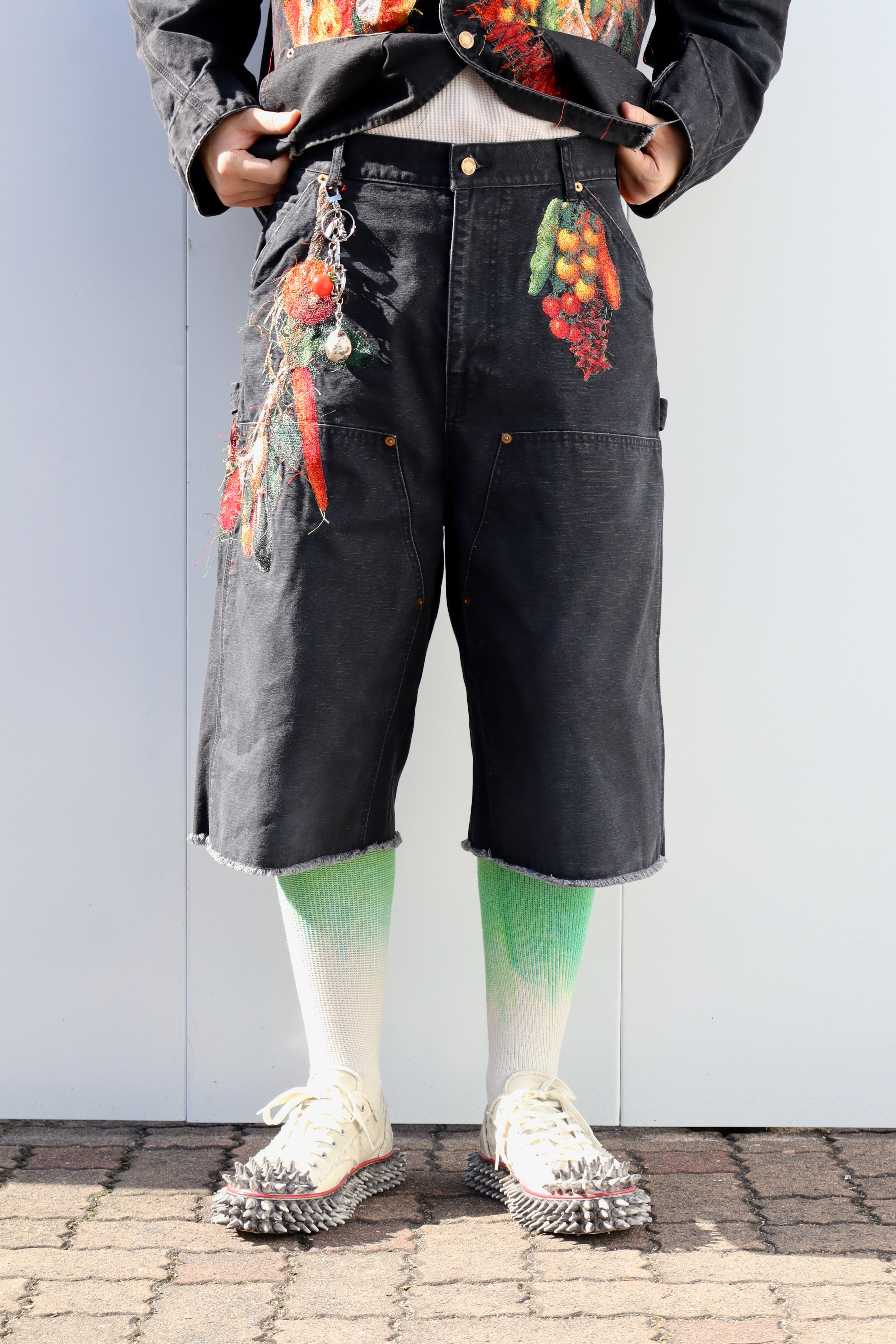 doublet(ダブレット)のVEGETABLE EMBROIDERY CUT-OFF PANTS BLACKの