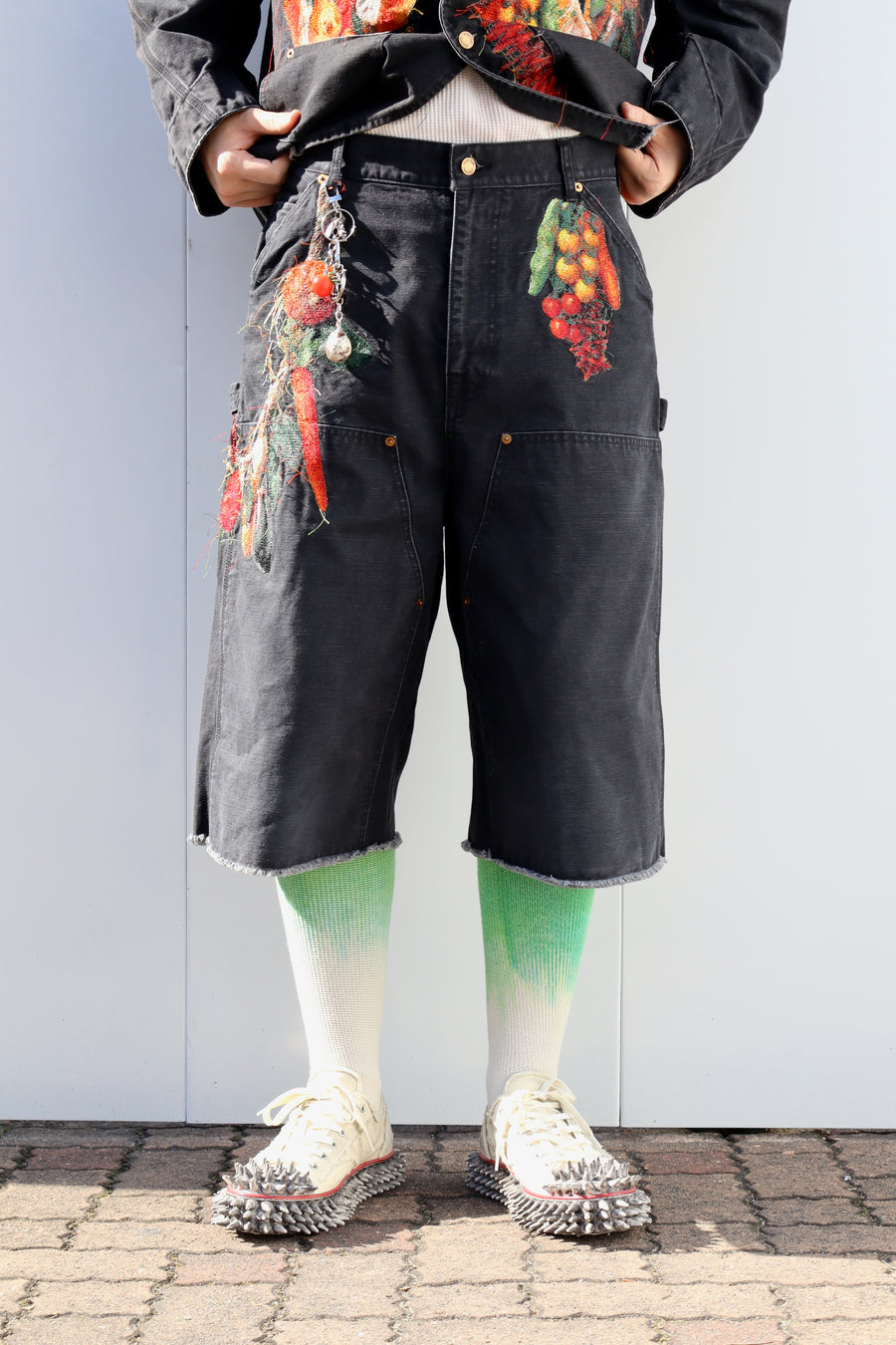 doublet(ダブレット)のVEGETABLE EMBROIDERY CUT-OFF PANTS BLACKの