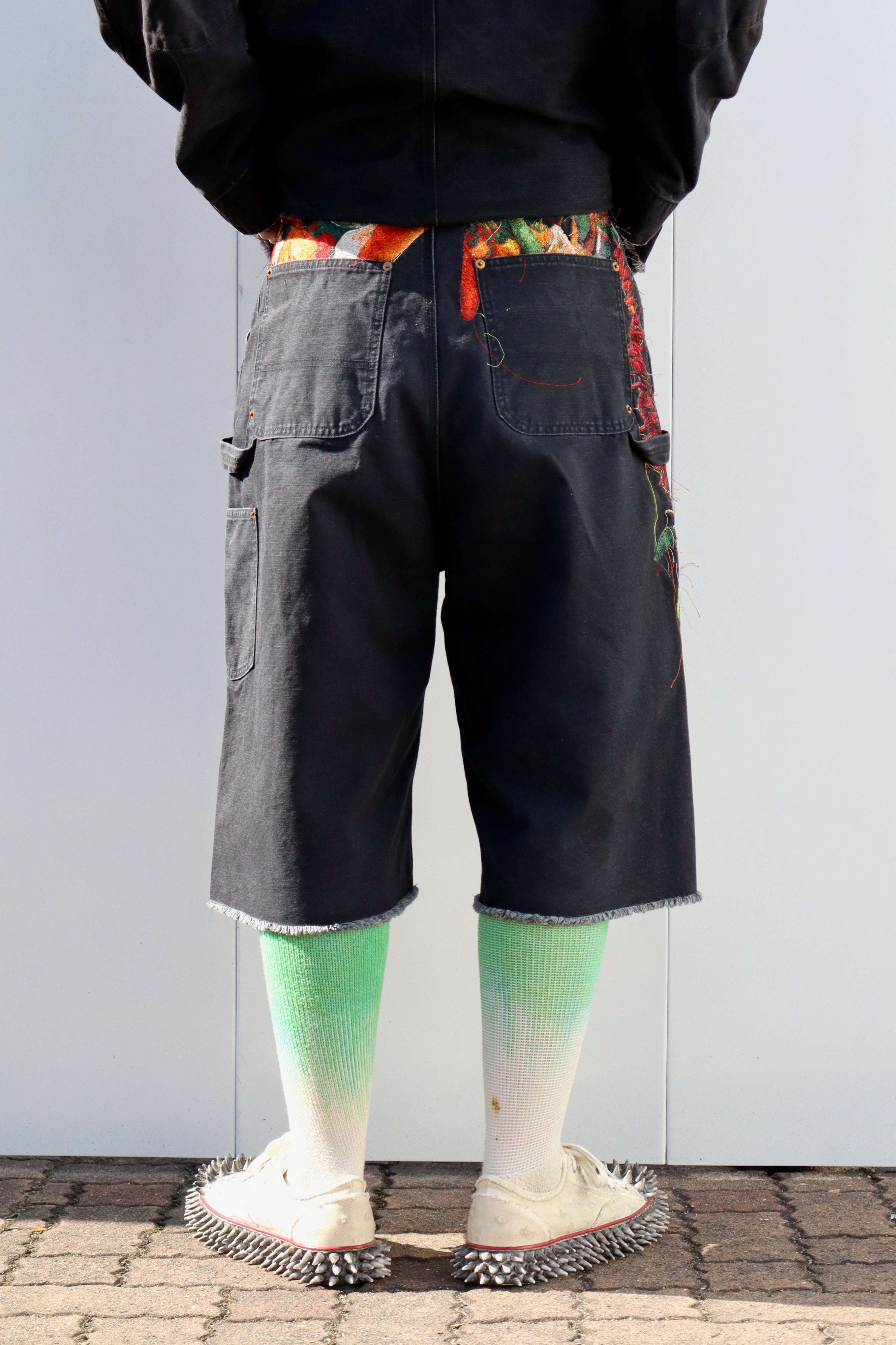 doublet(ダブレット)のVEGETABLE EMBROIDERY CUT-OFF PANTS BLACKの