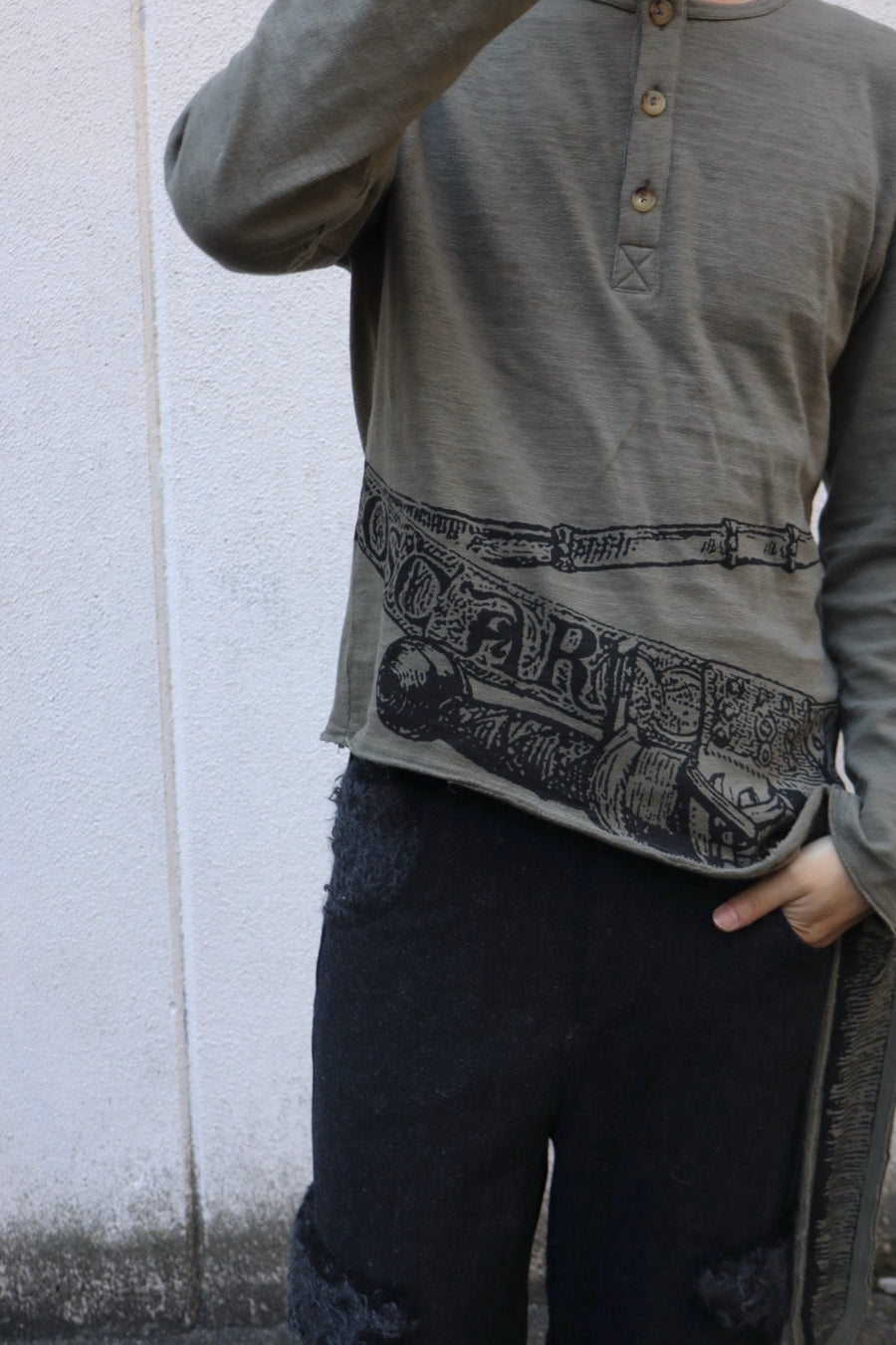 Oscar Ouyang  SWORD PRINT HENLEY SHIRT(KHAKI)