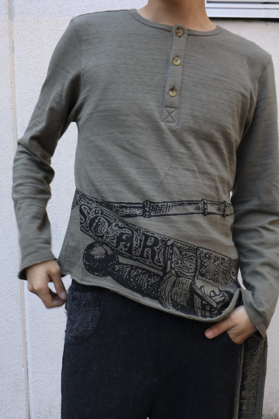 Oscar Ouyang  SWORD PRINT HENLEY SHIRT(KHAKI)