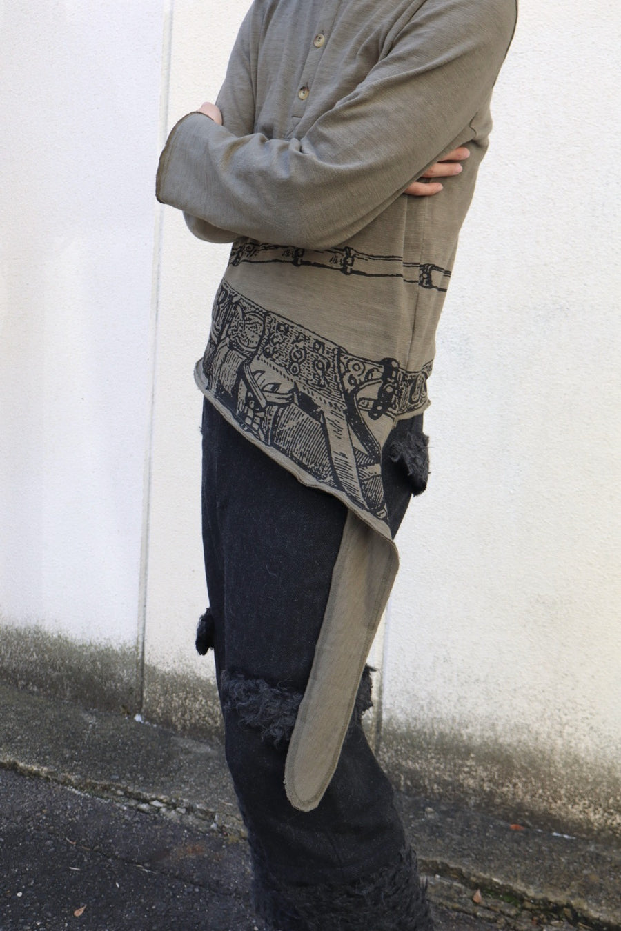 Oscar Ouyang  SWORD PRINT HENLEY SHIRT(KHAKI)