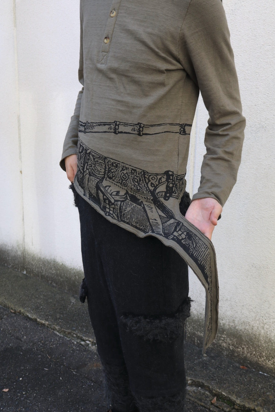 Oscar Ouyang  SWORD PRINT HENLEY SHIRT(KHAKI)