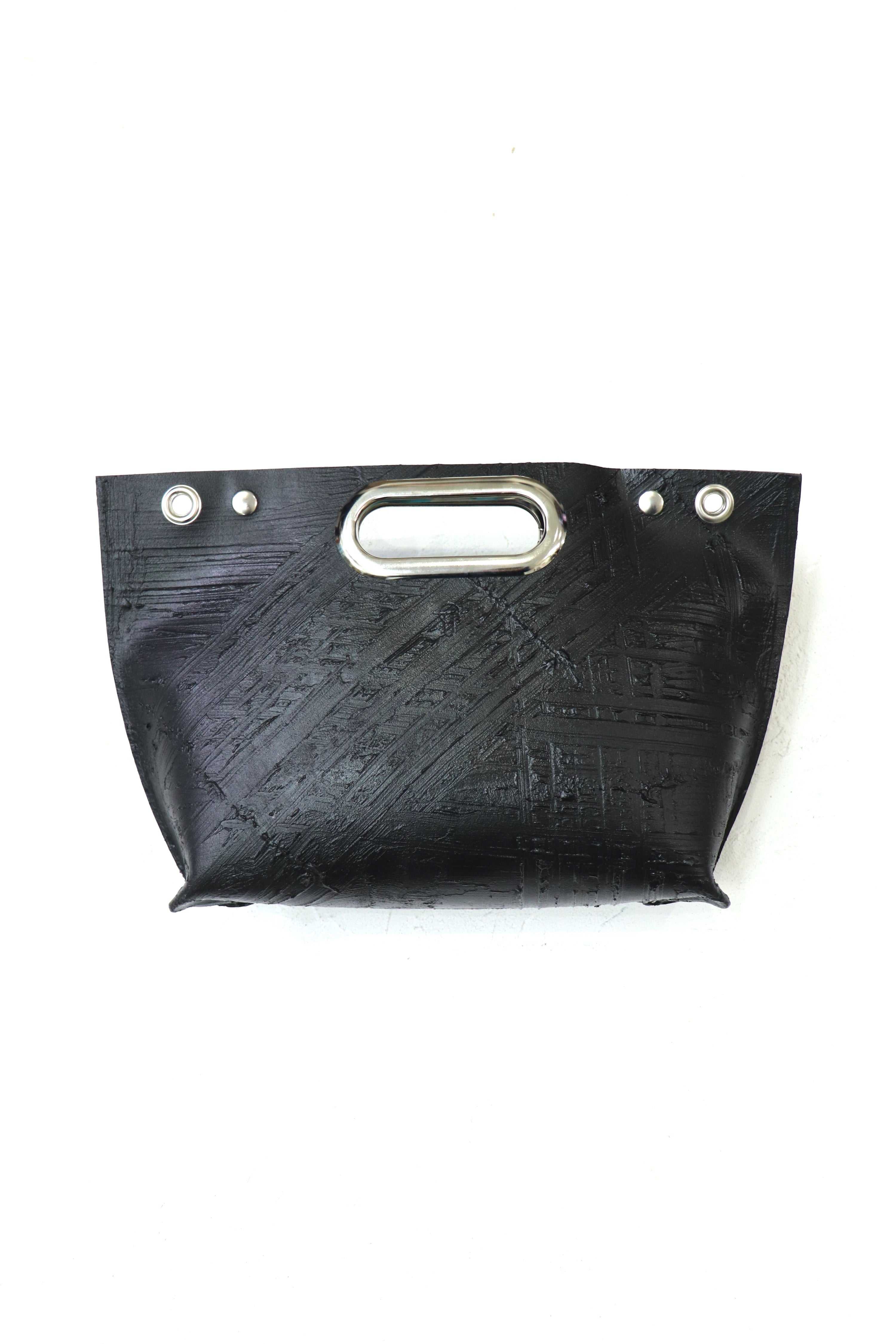 カガリユウスケ(KAGARI YUSUKE)の黒壁 クラッチショルダー スタッズの