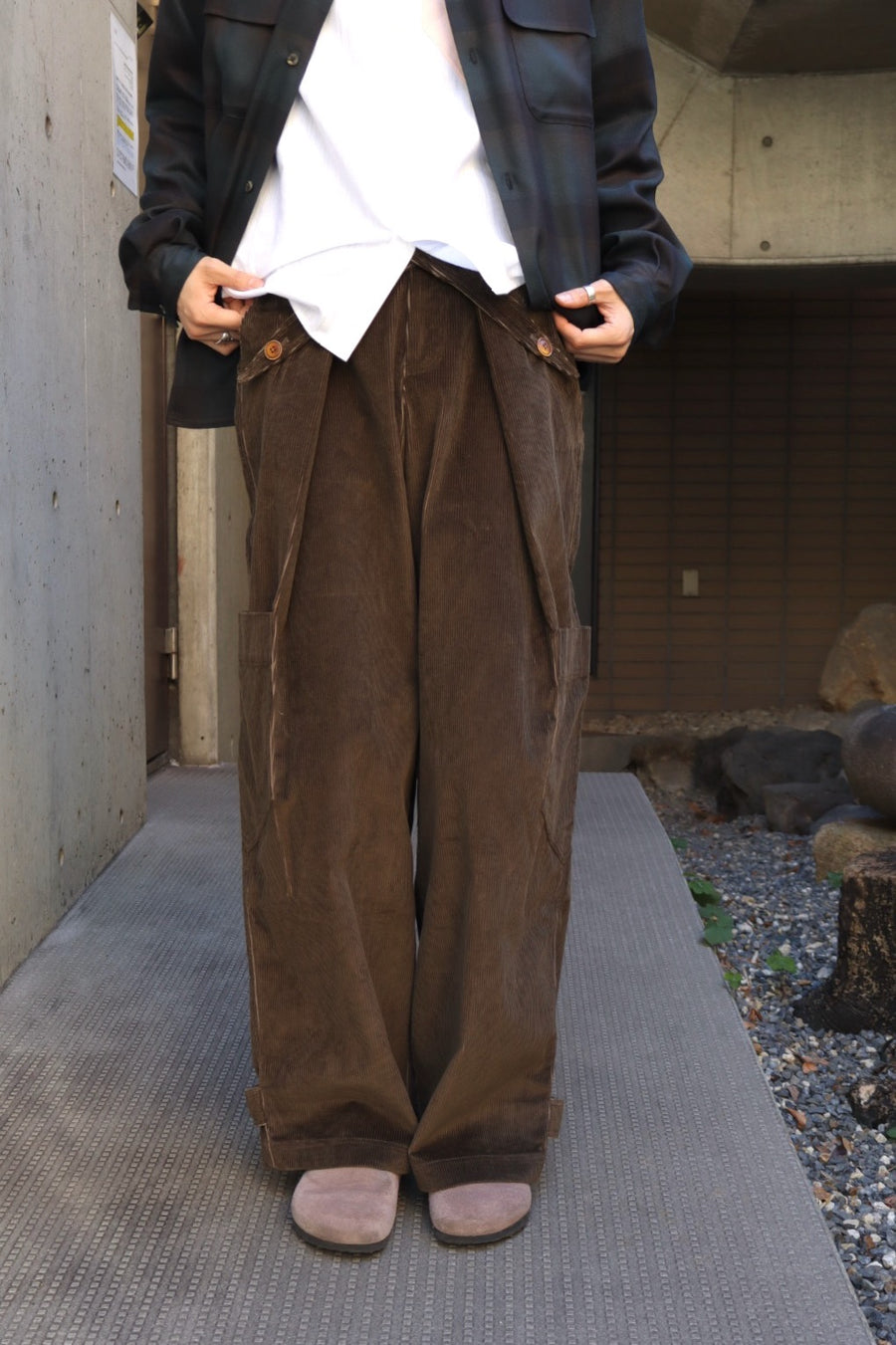 Oscar Ouyang  CROSS SWORDS CORDUROY TROUSERS(KHAKI)