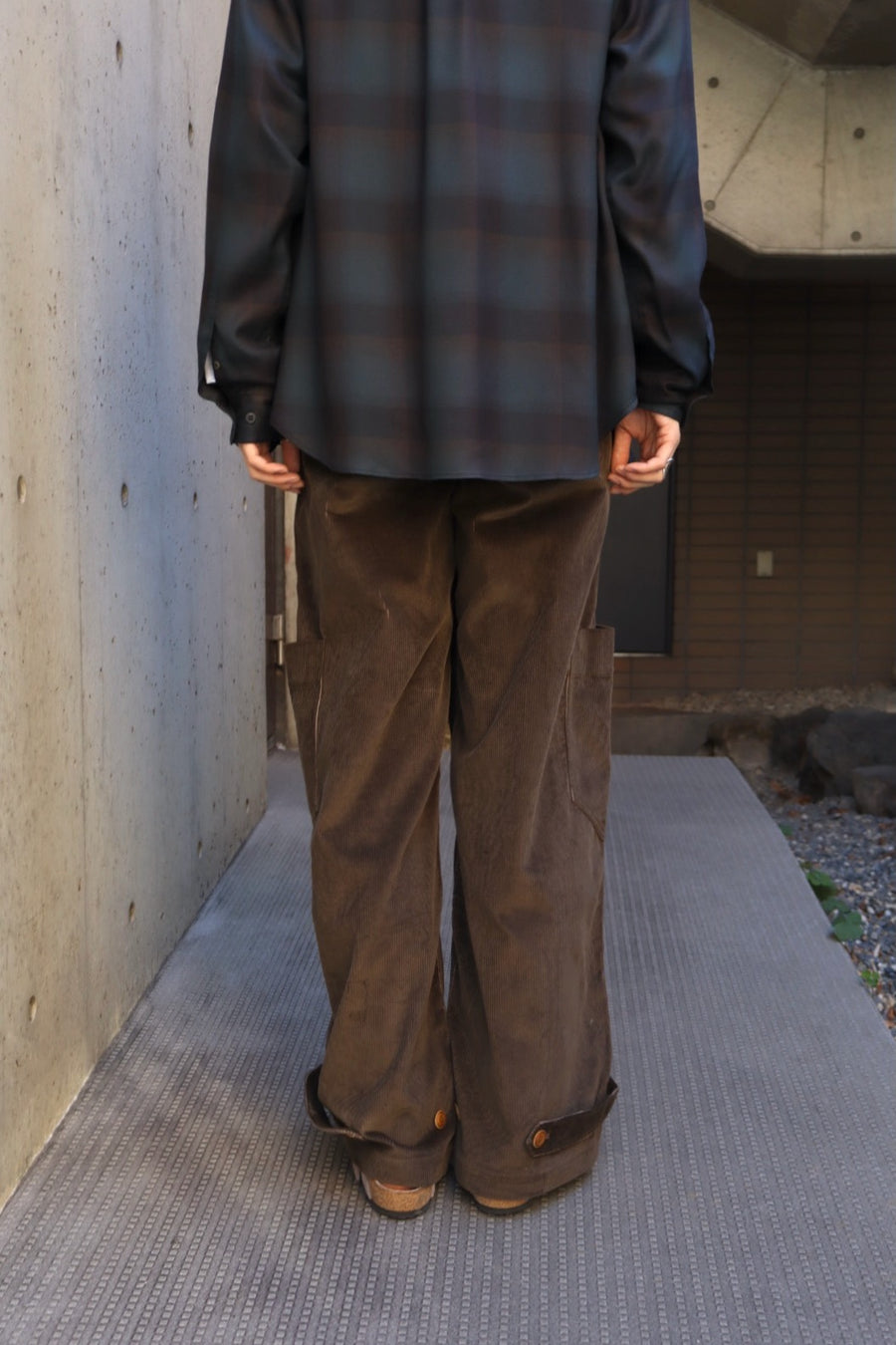 Oscar Ouyang  CROSS SWORDS CORDUROY TROUSERS(KHAKI)