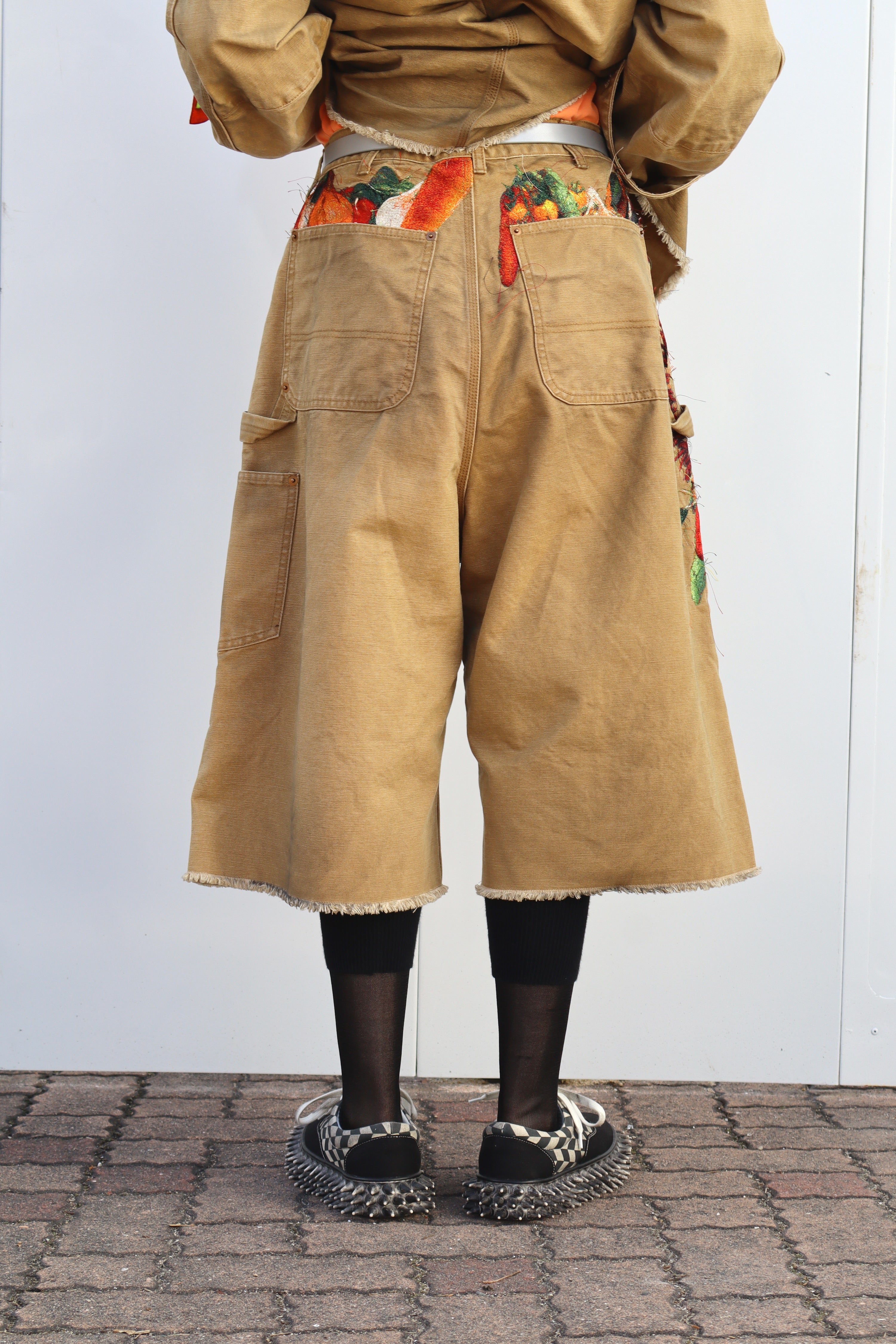 doublet(ダブレット)のVEGETABLE EMBROIDERY CUT-OFF PANTS BEIGEの