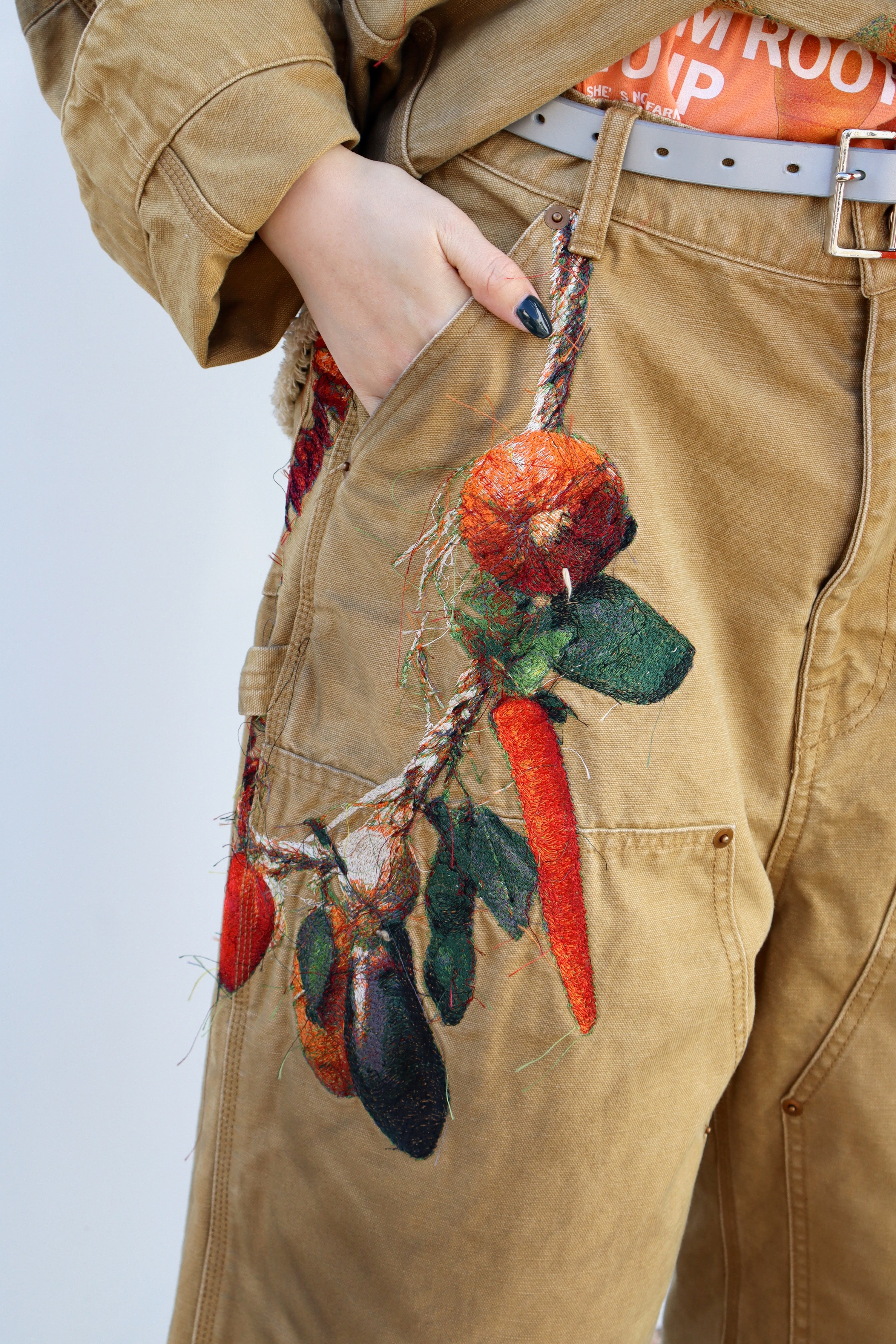 doublet(ダブレット)のVEGETABLE EMBROIDERY CUT-OFF PANTS BEIGEの