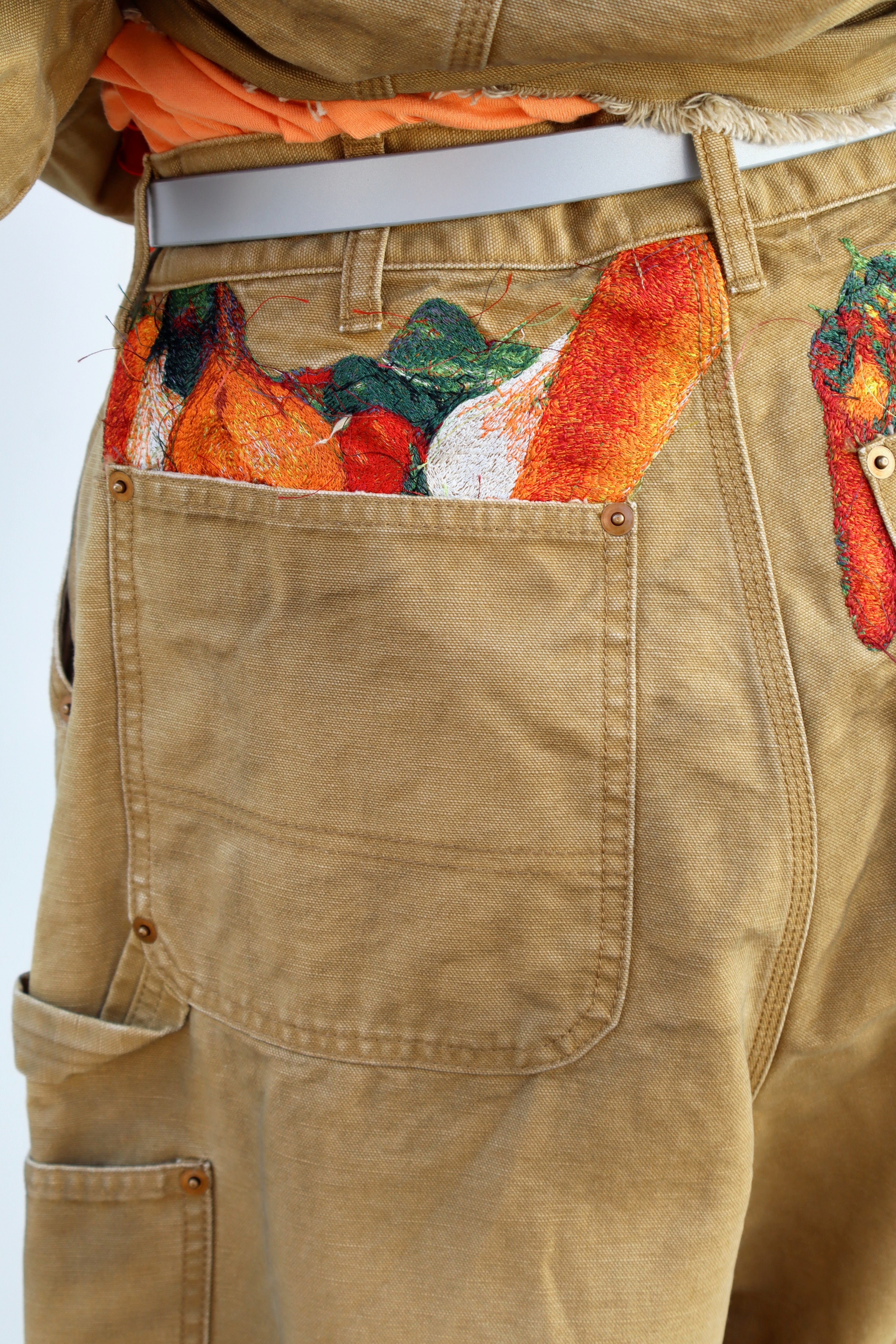 doublet(ダブレット)のVEGETABLE EMBROIDERY CUT-OFF PANTS BEIGEの