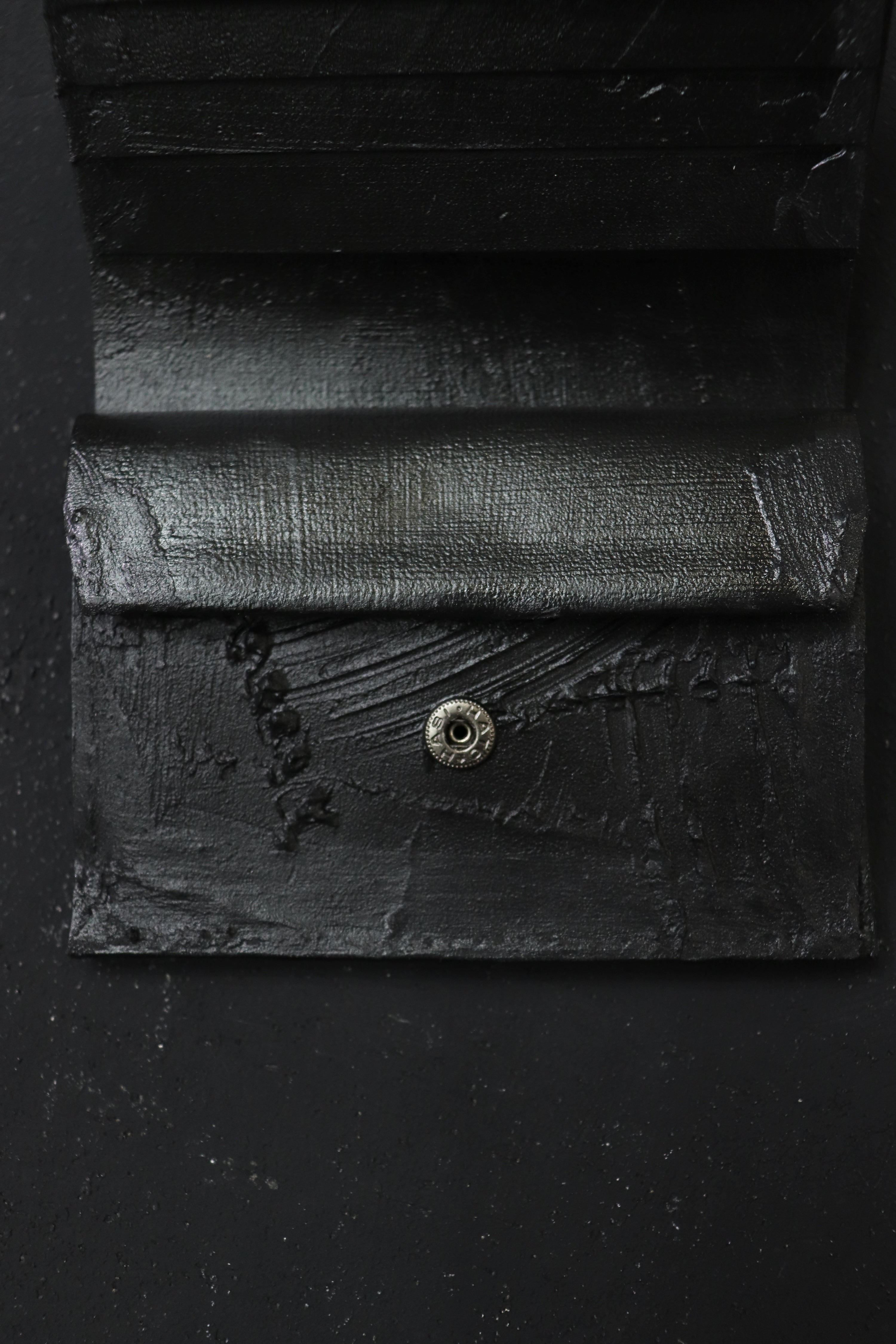 カガリユウスケ(KAGARI YUSUKE)の黒壁 迷宮二つ折り財布(mw-20)の通販