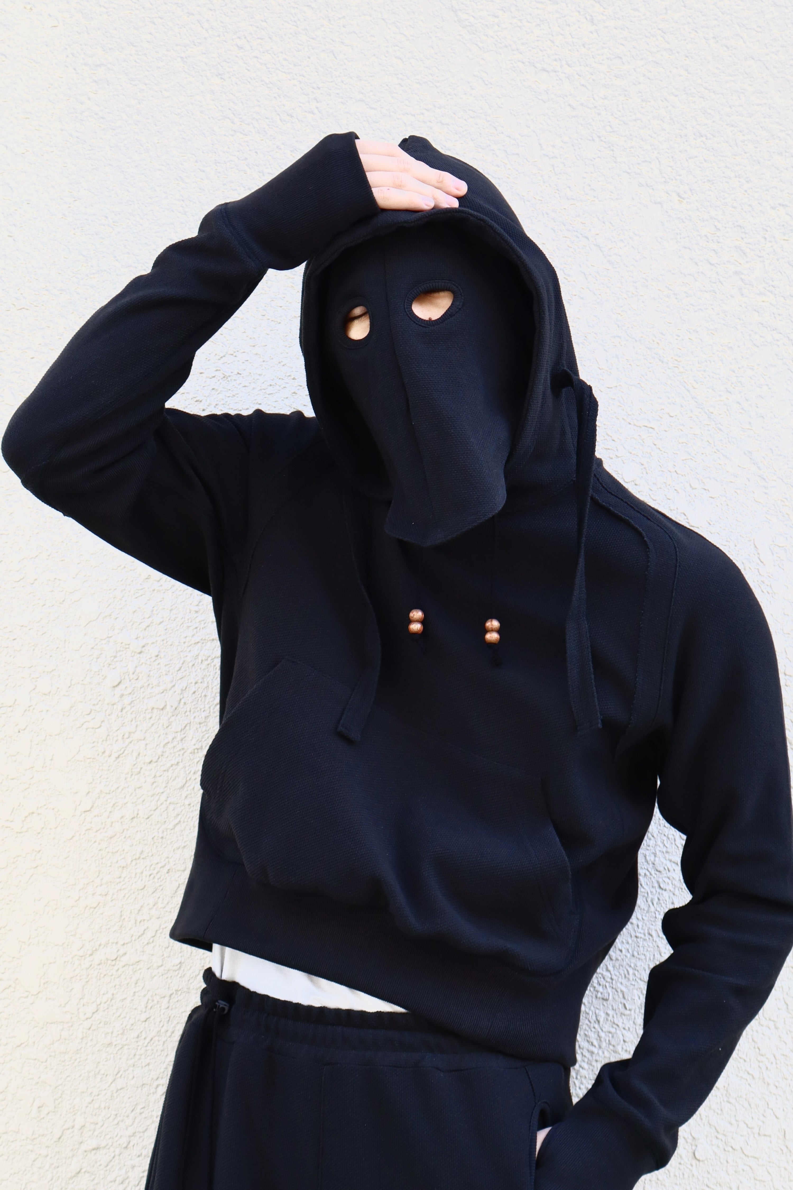 JIAN YE(ジェンイェ)のORBIT MASK HOOD BLACK(フーディー)の通販