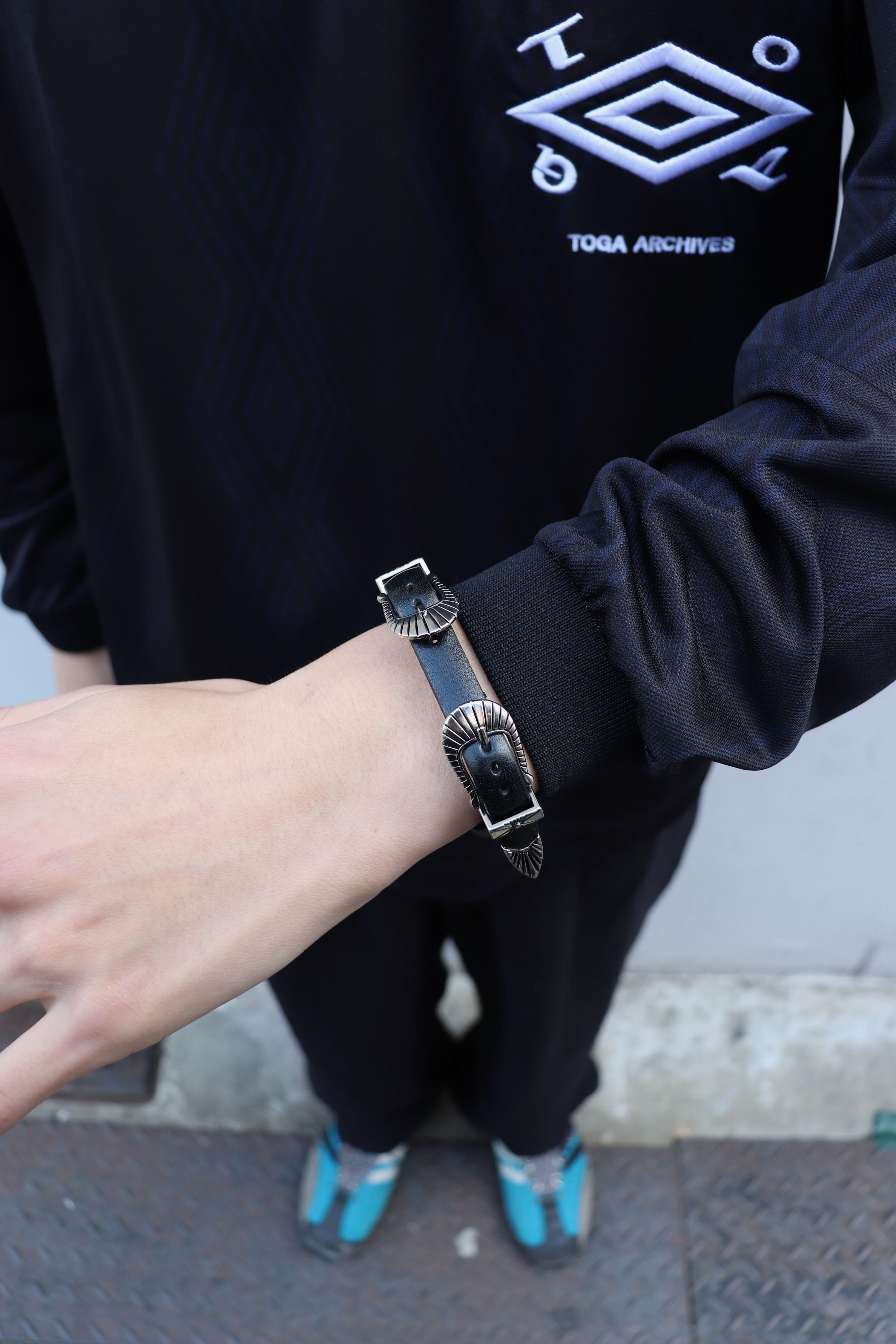 TOGA(トーガ)のNarrow double buckle bangleの通販｜PALETTE art alive