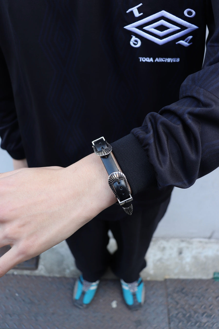 TOGA(トーガ)のNarrow double buckle bangleの通販｜PALETTE art alive