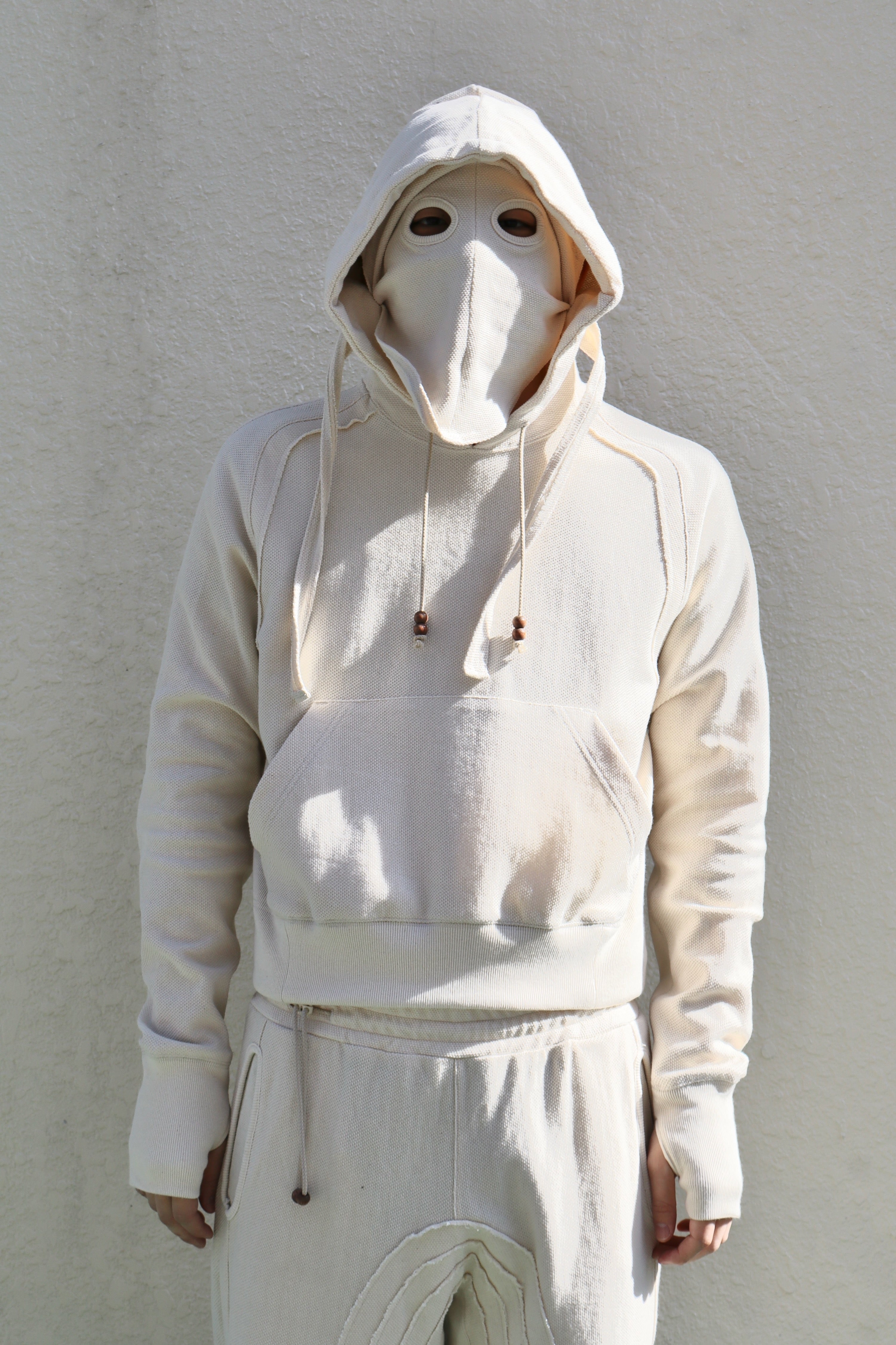 JIAN YE(ジェンイェ)のORBIT MASK HOOD ECRU(フーディー)の通販