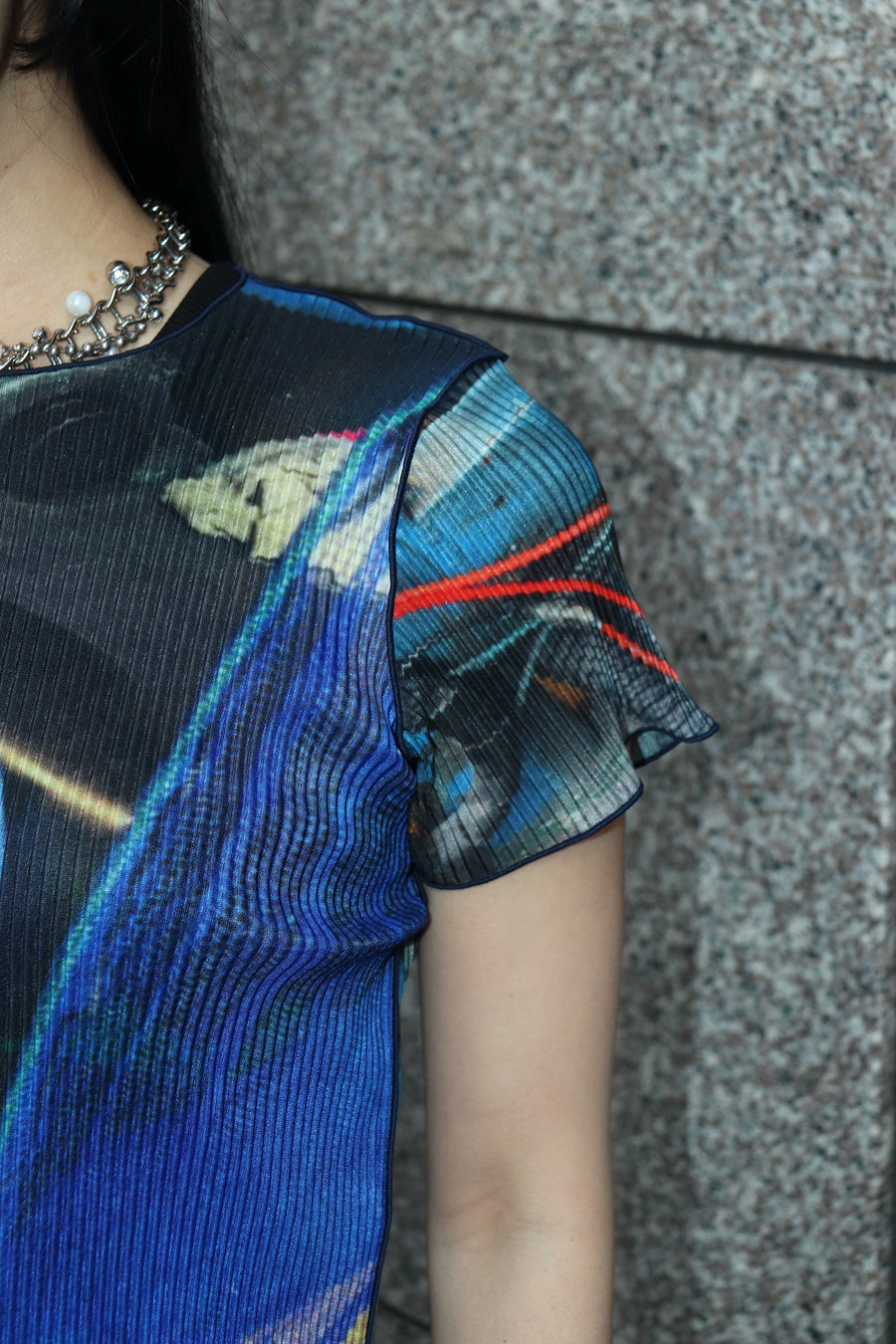 kotohayokozawa(コトハヨコザワ)のSHEER GRAPHIC TINY TOP BLUE MESSの