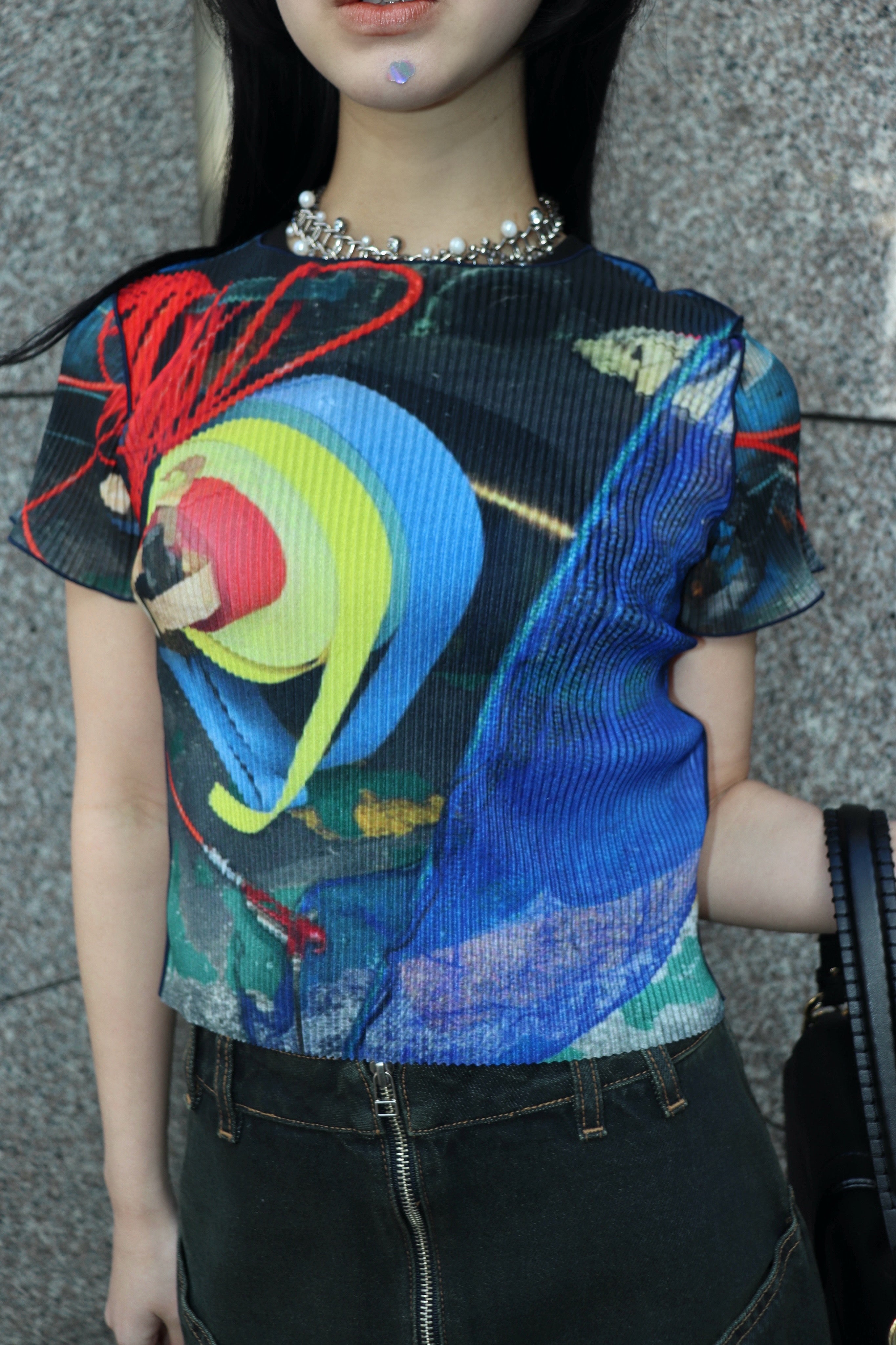 kotohayokozawa(コトハヨコザワ)のSHEER GRAPHIC TINY TOP BLUE MESSの