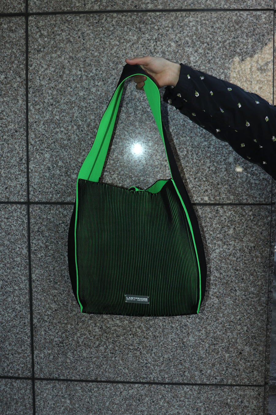 LASTFRAME  KASANE REVERSIBLE TASUKI TOTE LARGE(BLACK × NEON GREEN)
