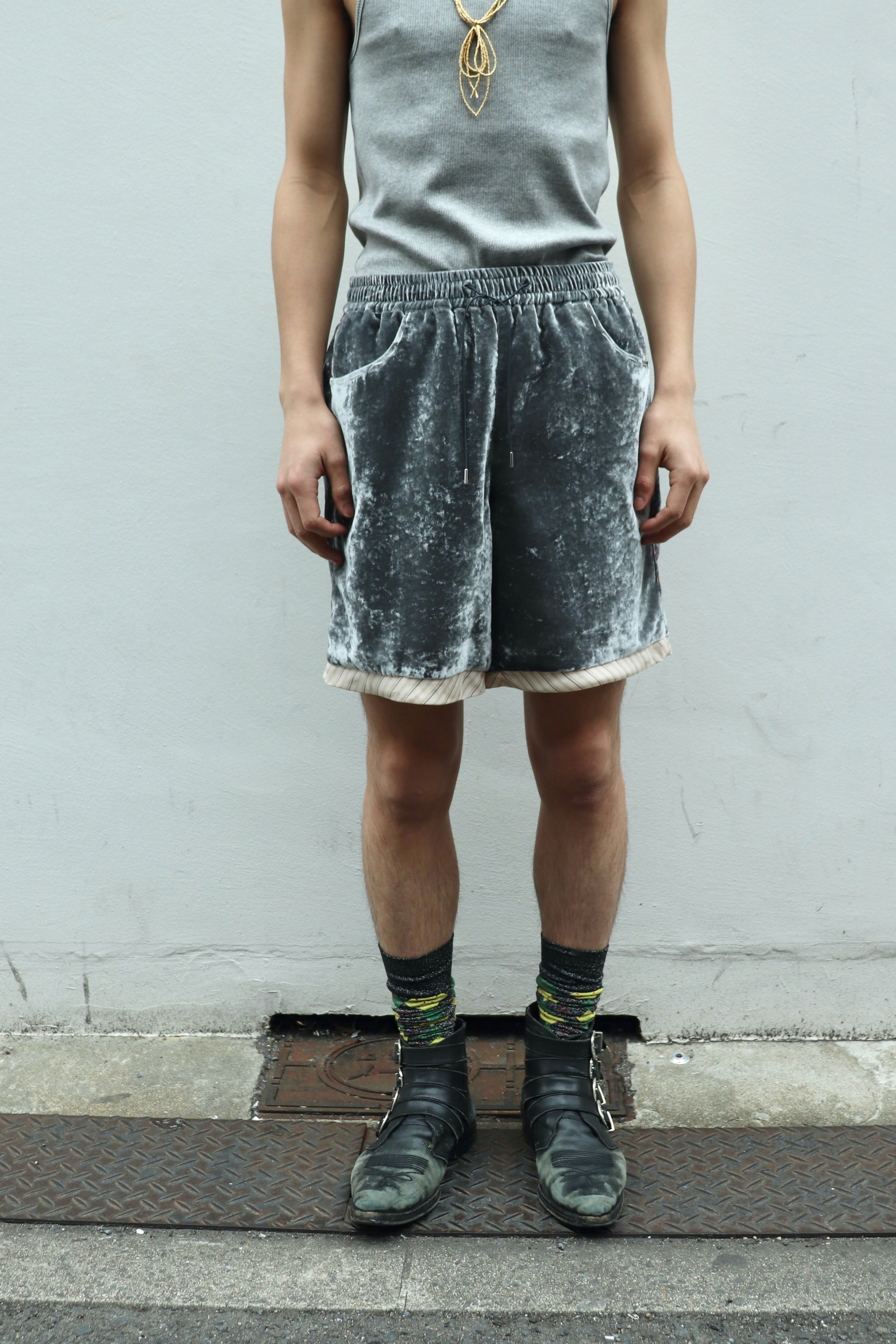 MASU(エムエーエスユー)のUNEVEN VELVET SHORTS CHARCOALの通販