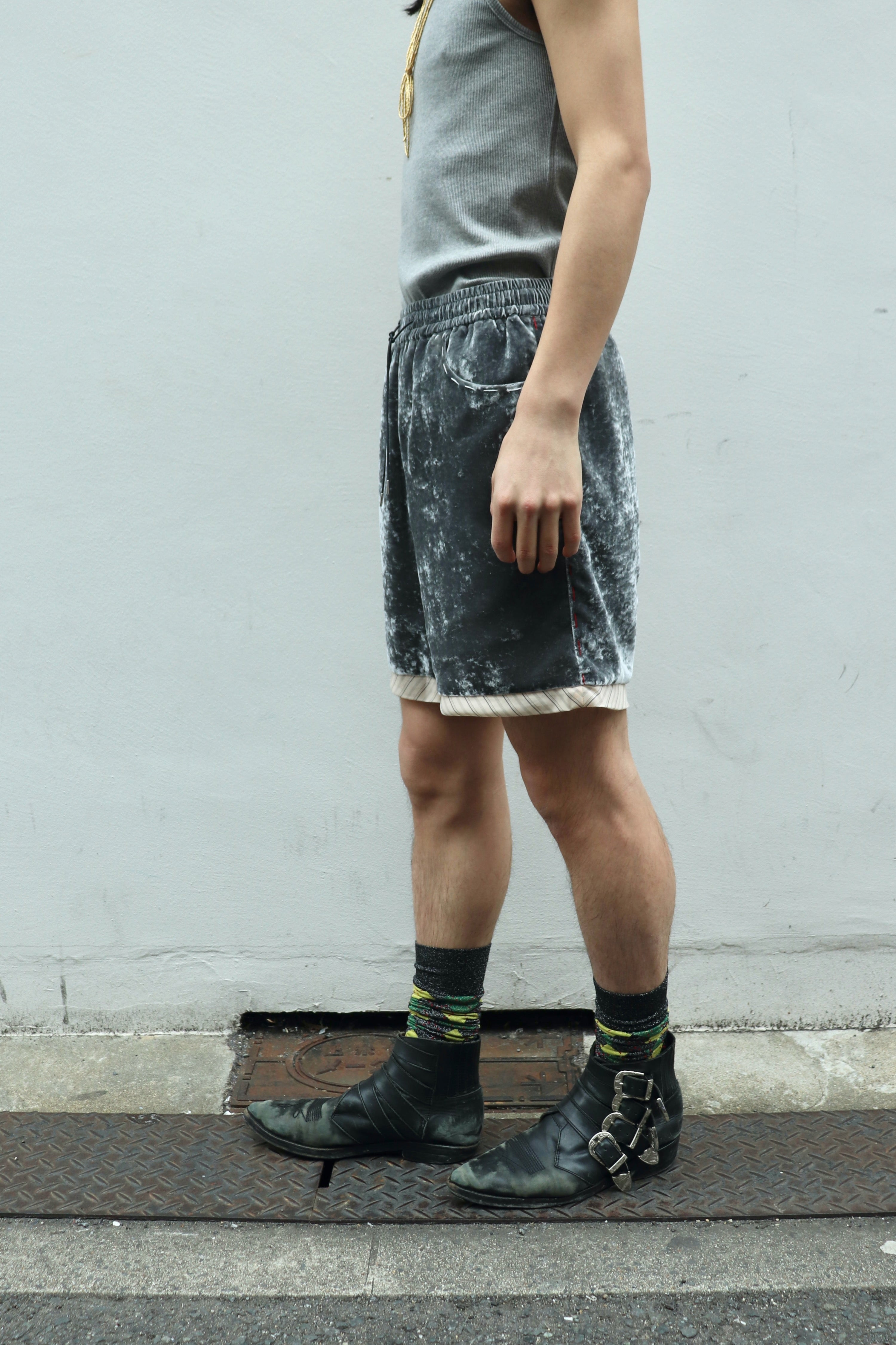 MASU(エムエーエスユー)のUNEVEN VELVET SHORTS CHARCOALの通販