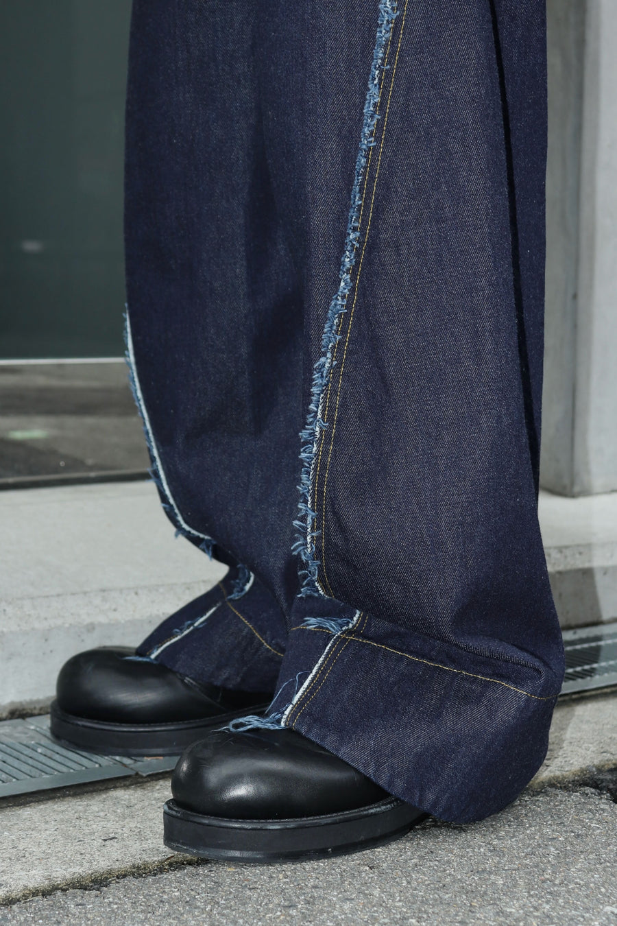 YUKI HASHIMOTO  RAW EDGE TWISTED JEANS