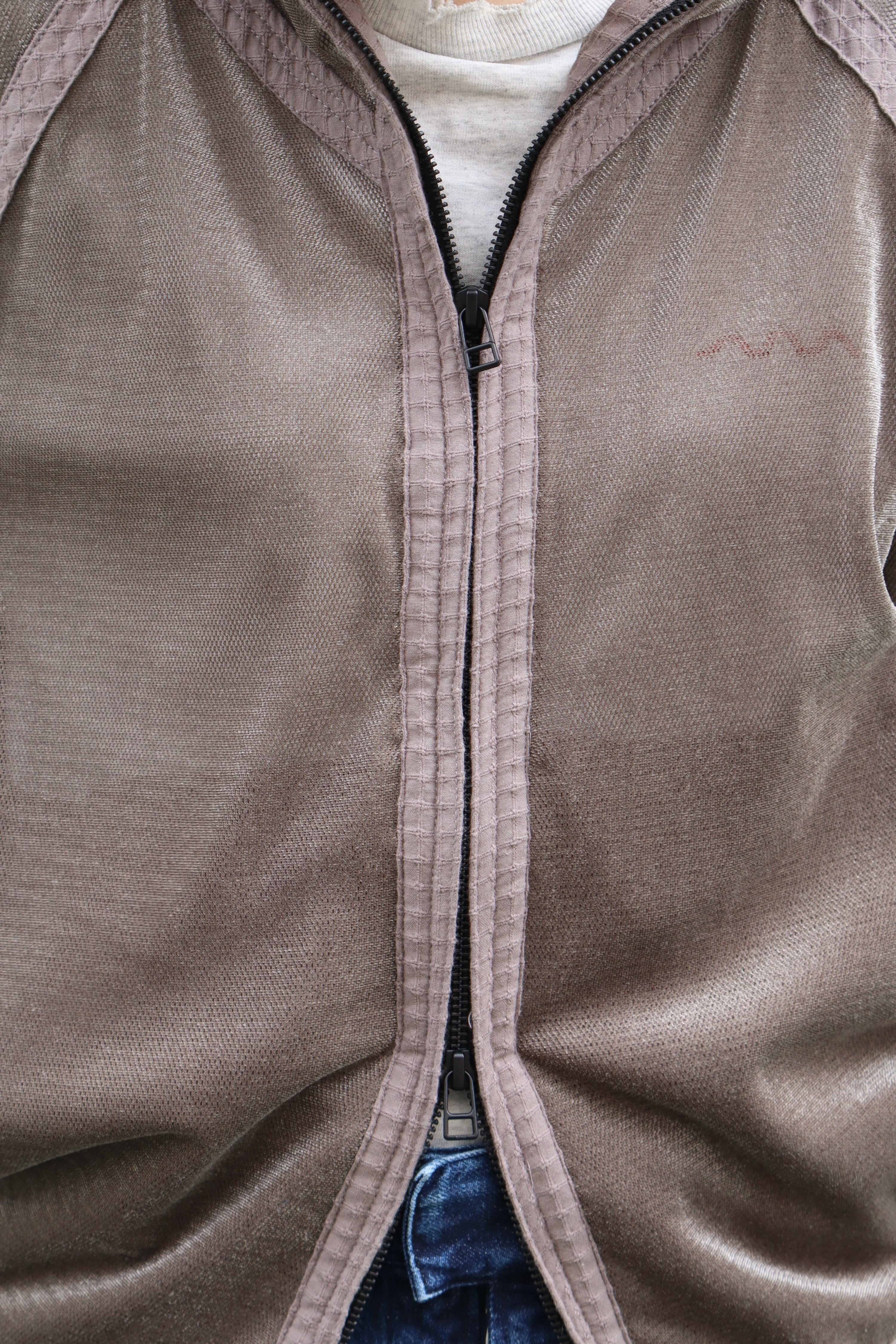 JIAN YE(ジェンイェ)のMESH HOODIE 参 BROWN(フーディー)の通販