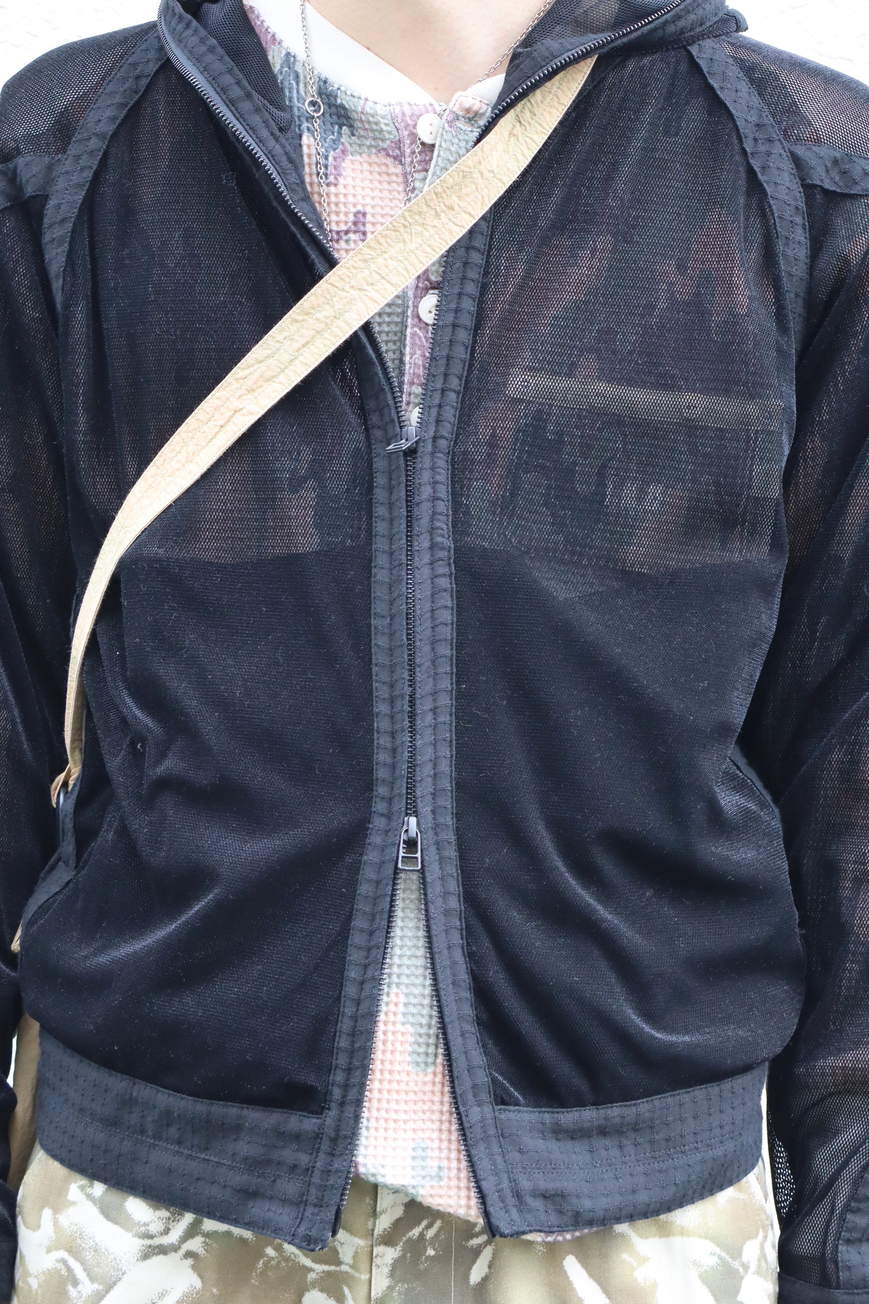 JIAN YE(ジェンイェ)のMESH HOODIE 参 BLACK(フーディー)の通販
