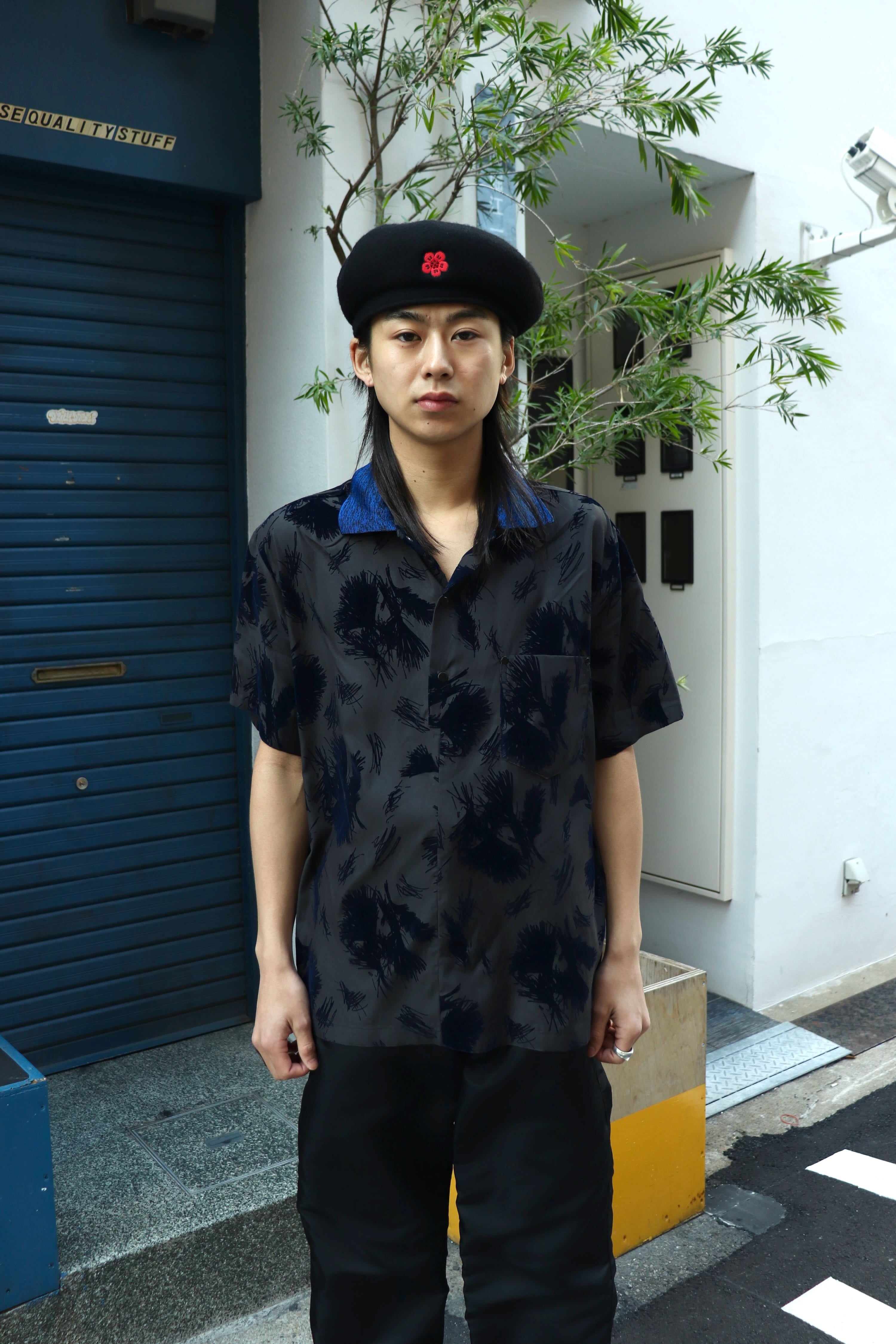 TOGA VIRILIS(トーガ ビリリース)のFlocky print S/S shirt BLACKの 