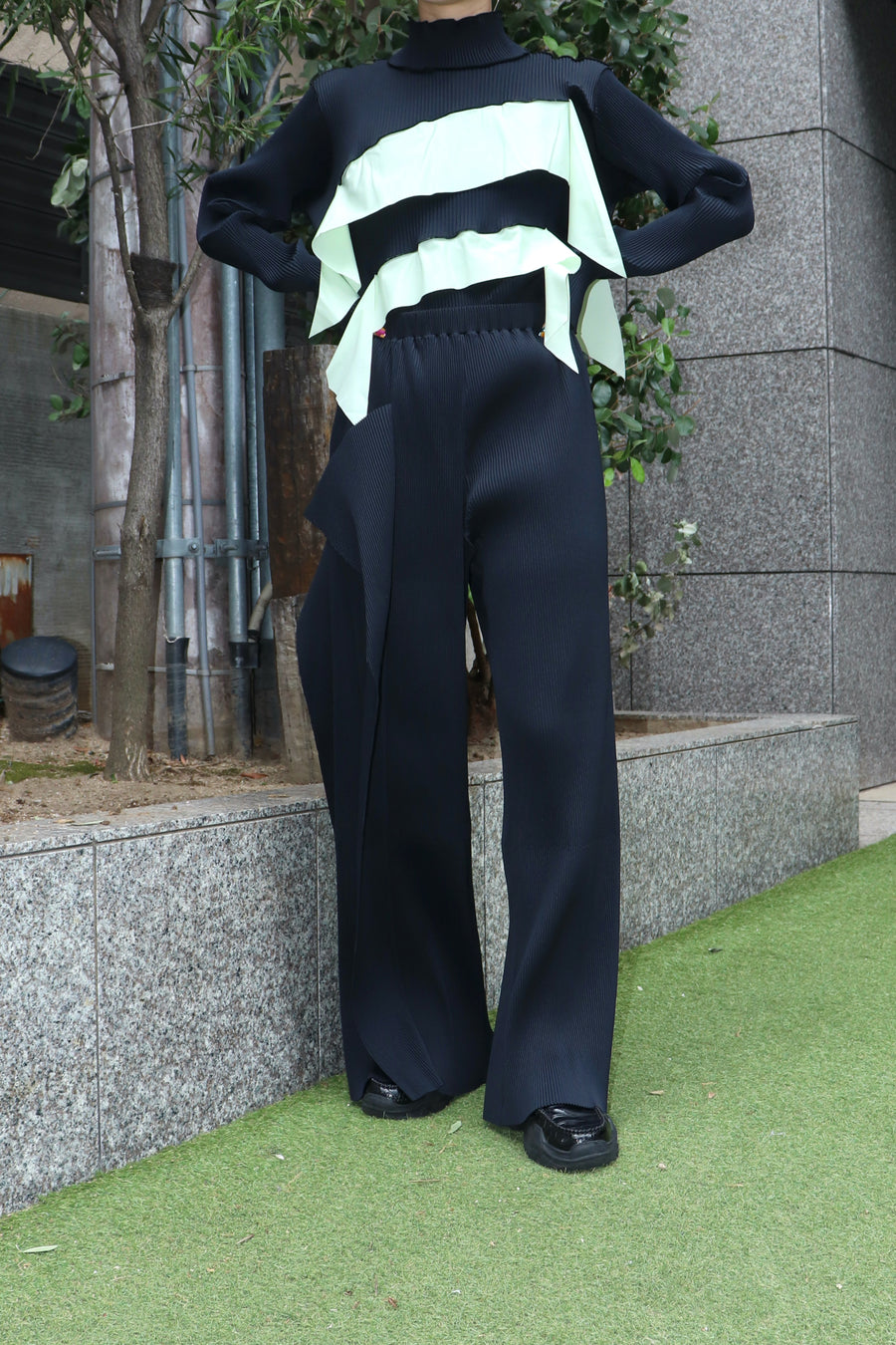 kotohayokozawa(コトハヨコザワ)のPleated panel pants BLACKの通販