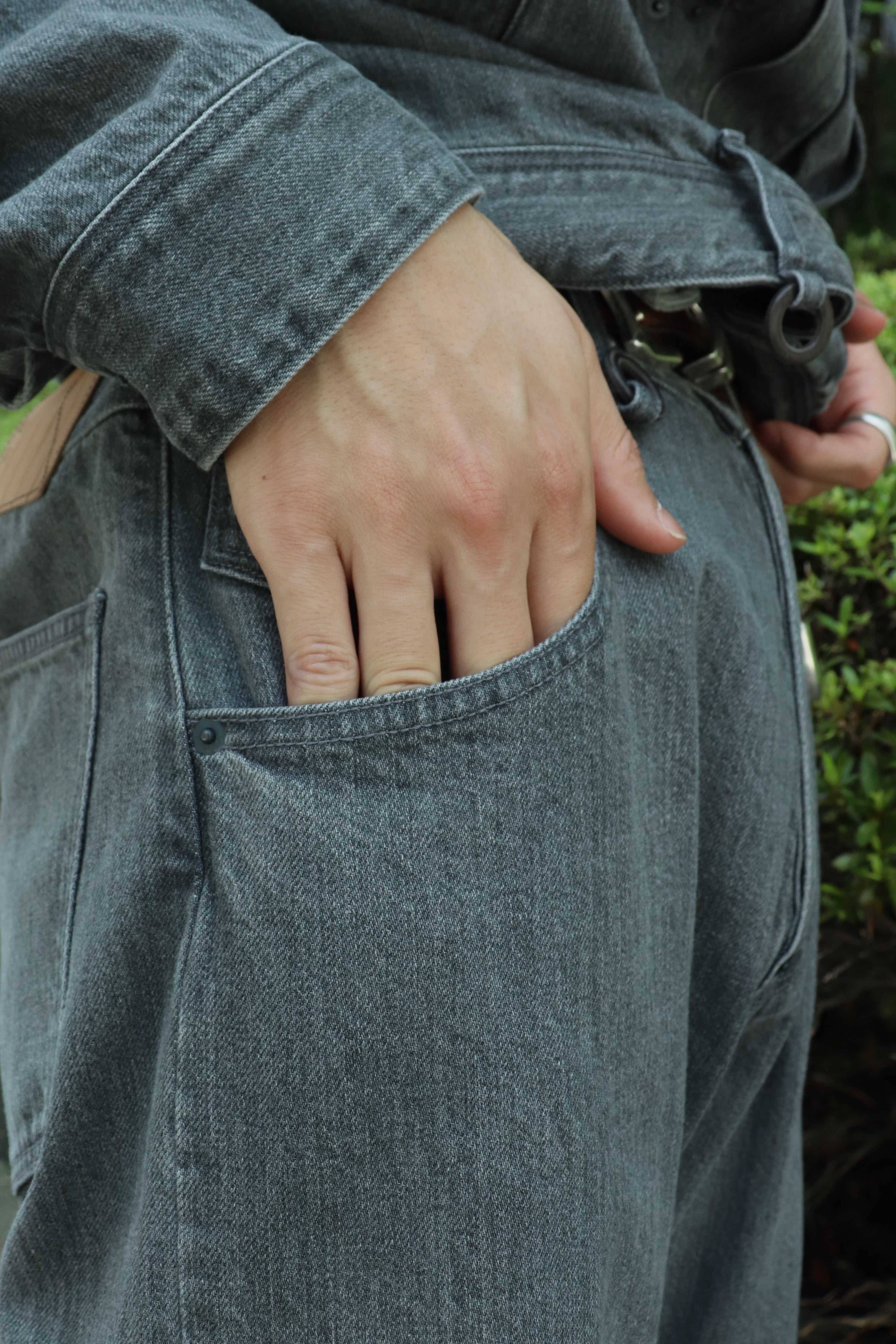 SOSHIOTSUKI(ソウシオオツキ)のTHE FRONT LOWRISED DENIM PANTS-3 GRAY