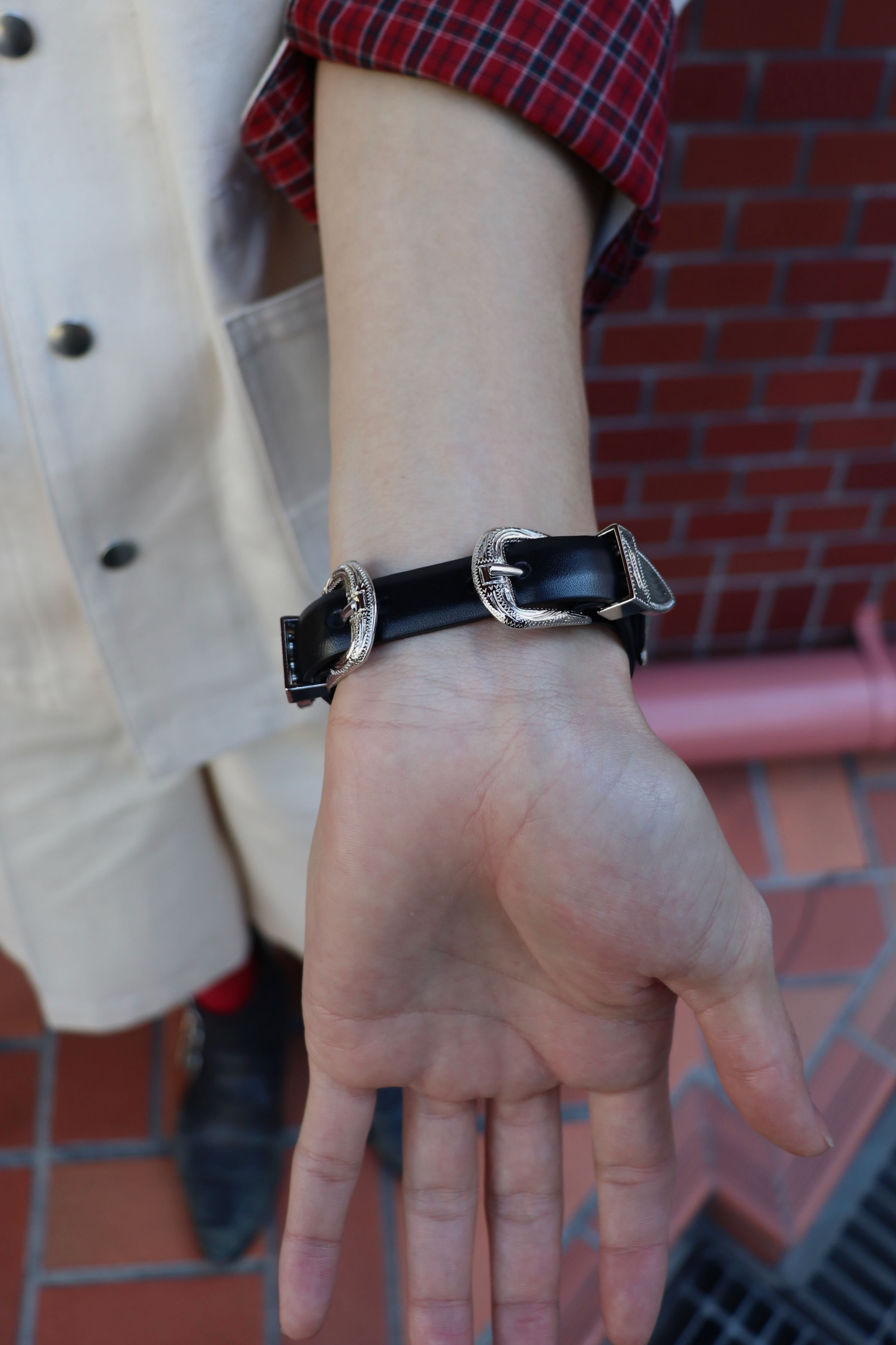 TOGA VIRILIS(トーガ ビリリース)のDouble buckle concho bangleの通販