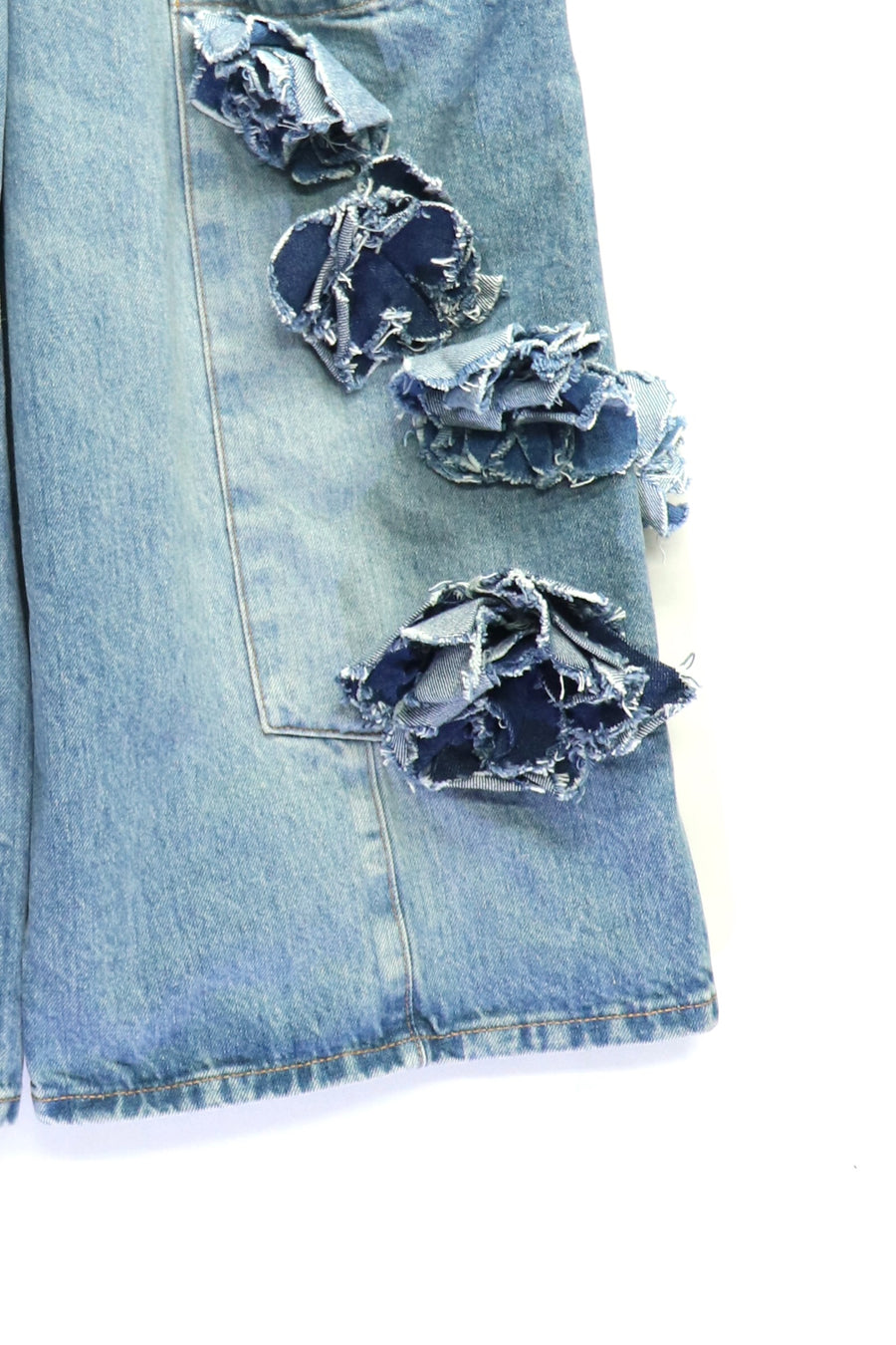 GANNI(ガニー)のFlower Denim Cropped Baggy Cargo Jeans MIDBLUESTOの