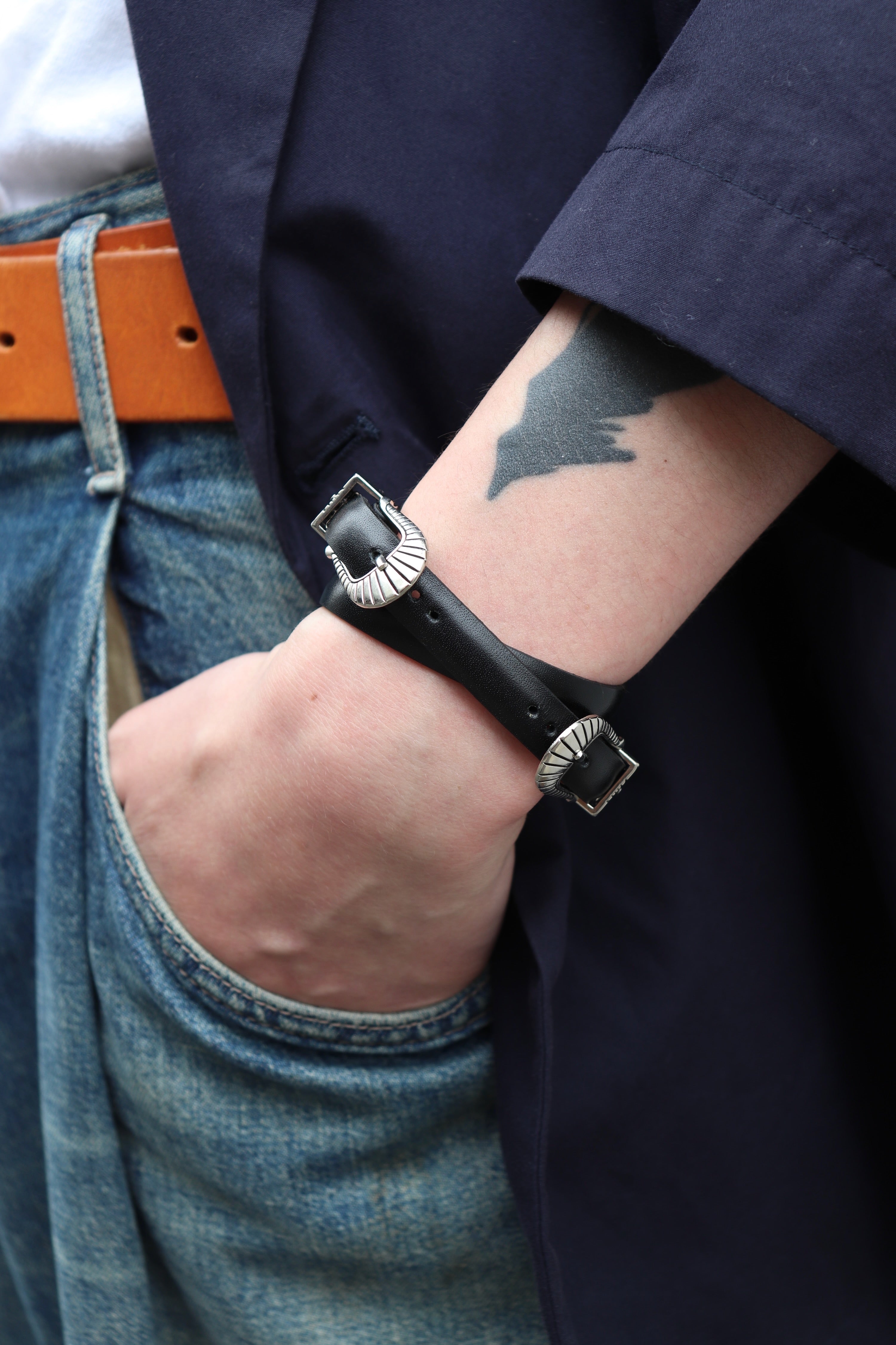 TOGA(トーガ)のDouble buckle leather bangle BLACKの通販｜PALETTE